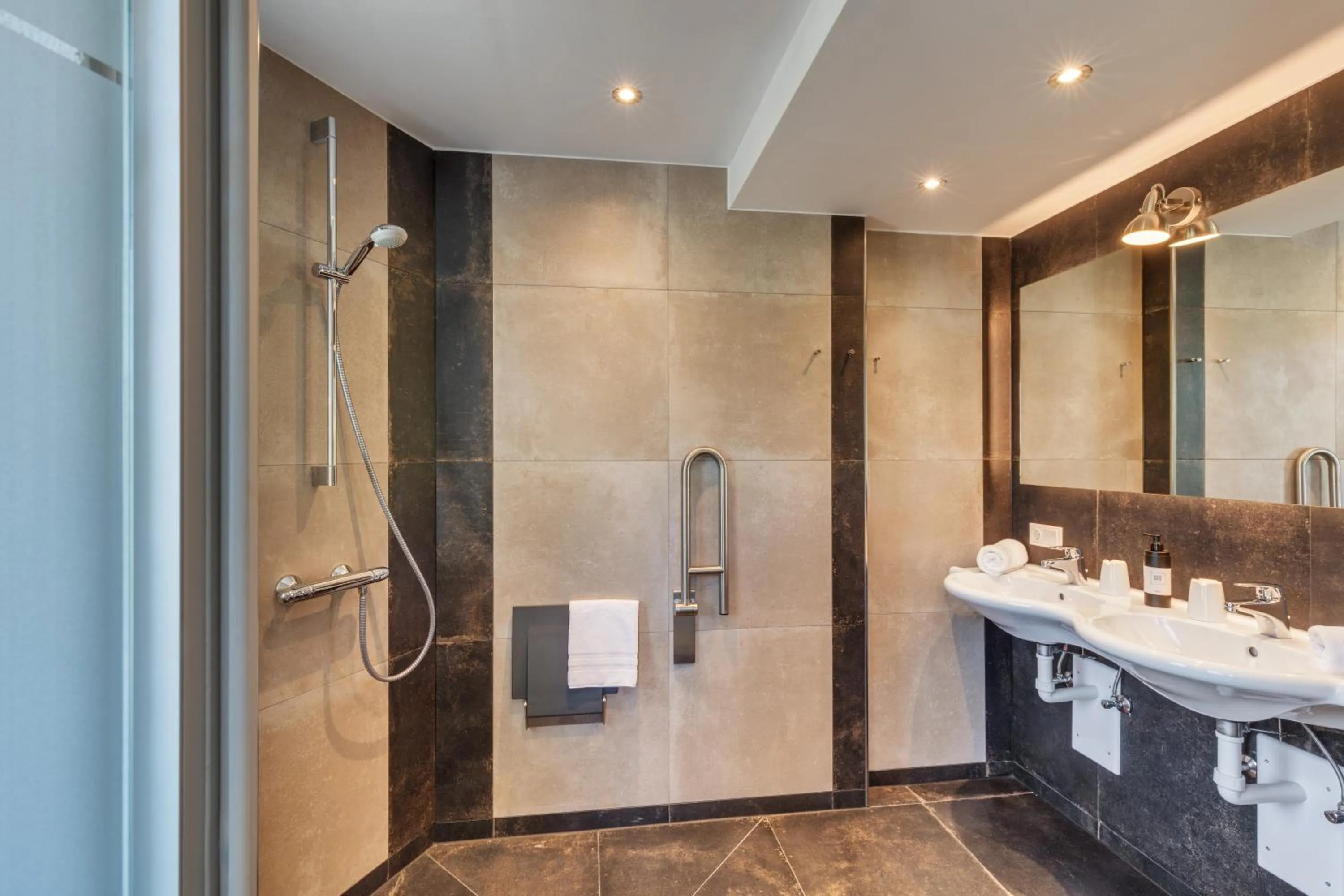 Facility for disabled guests in Apparthotel Talhof, Restaurant, Pool und Spa