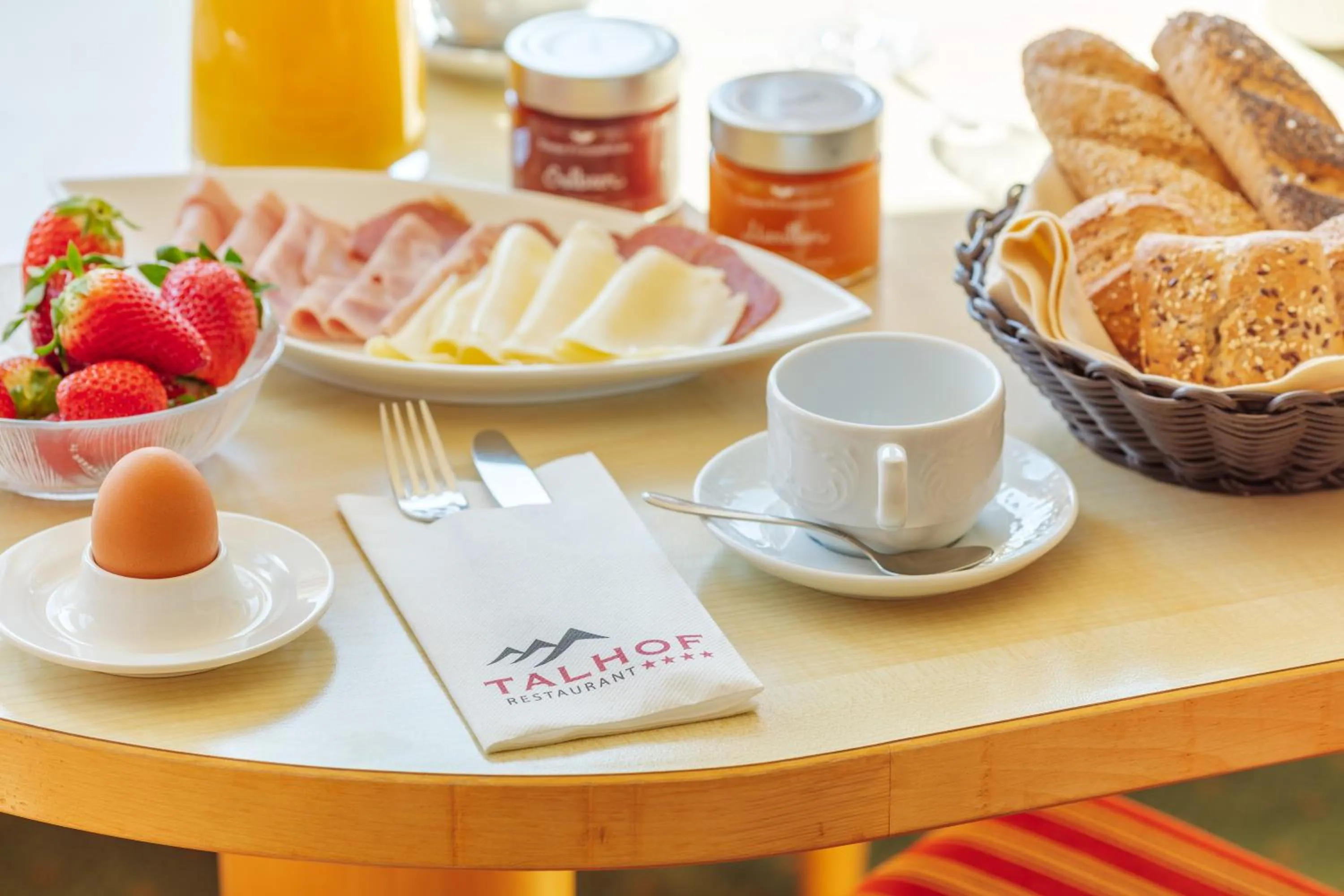 Buffet breakfast in Apparthotel Talhof, Restaurant, Pool und Spa