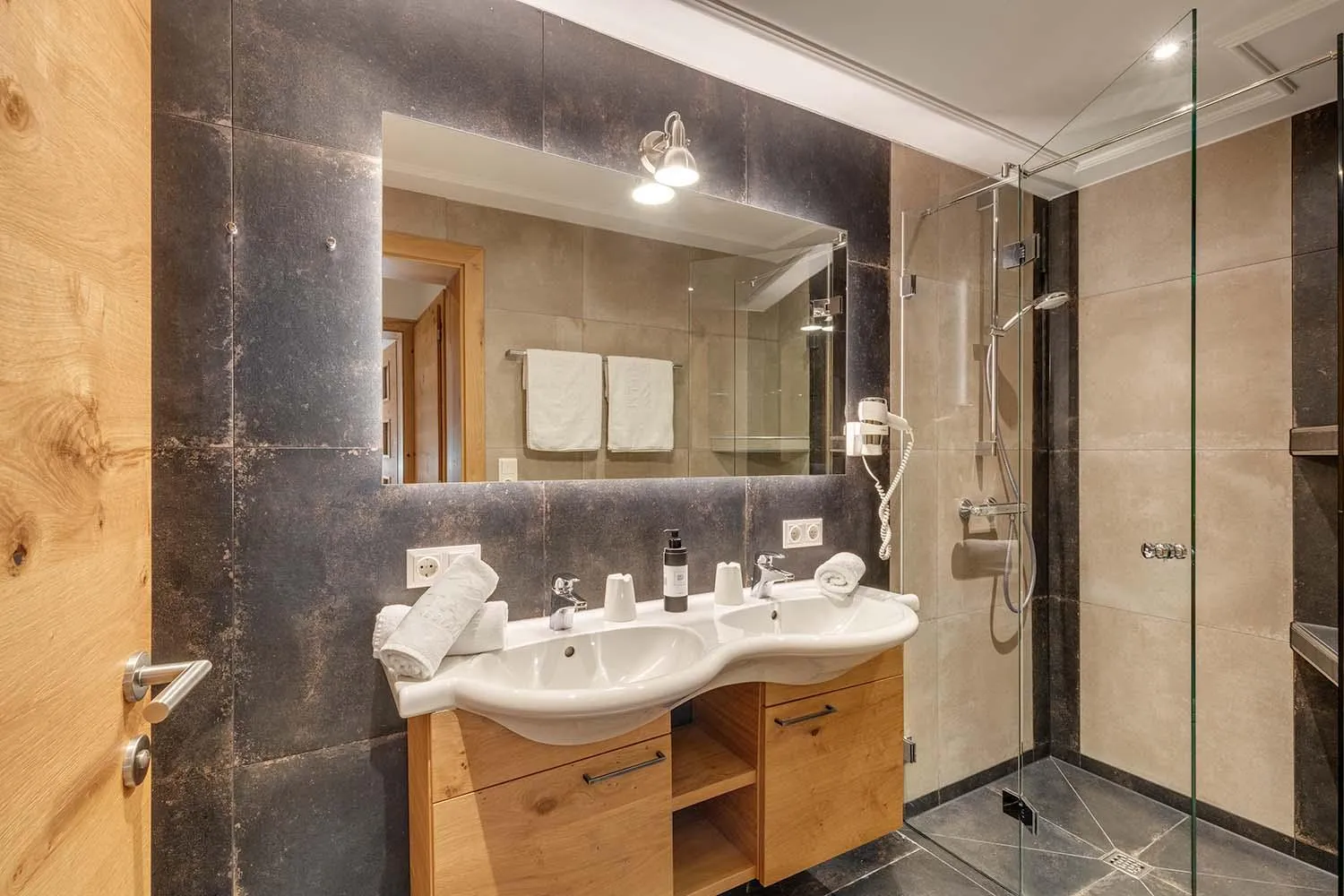 Bathroom in Apparthotel Talhof, Restaurant, Pool und Spa