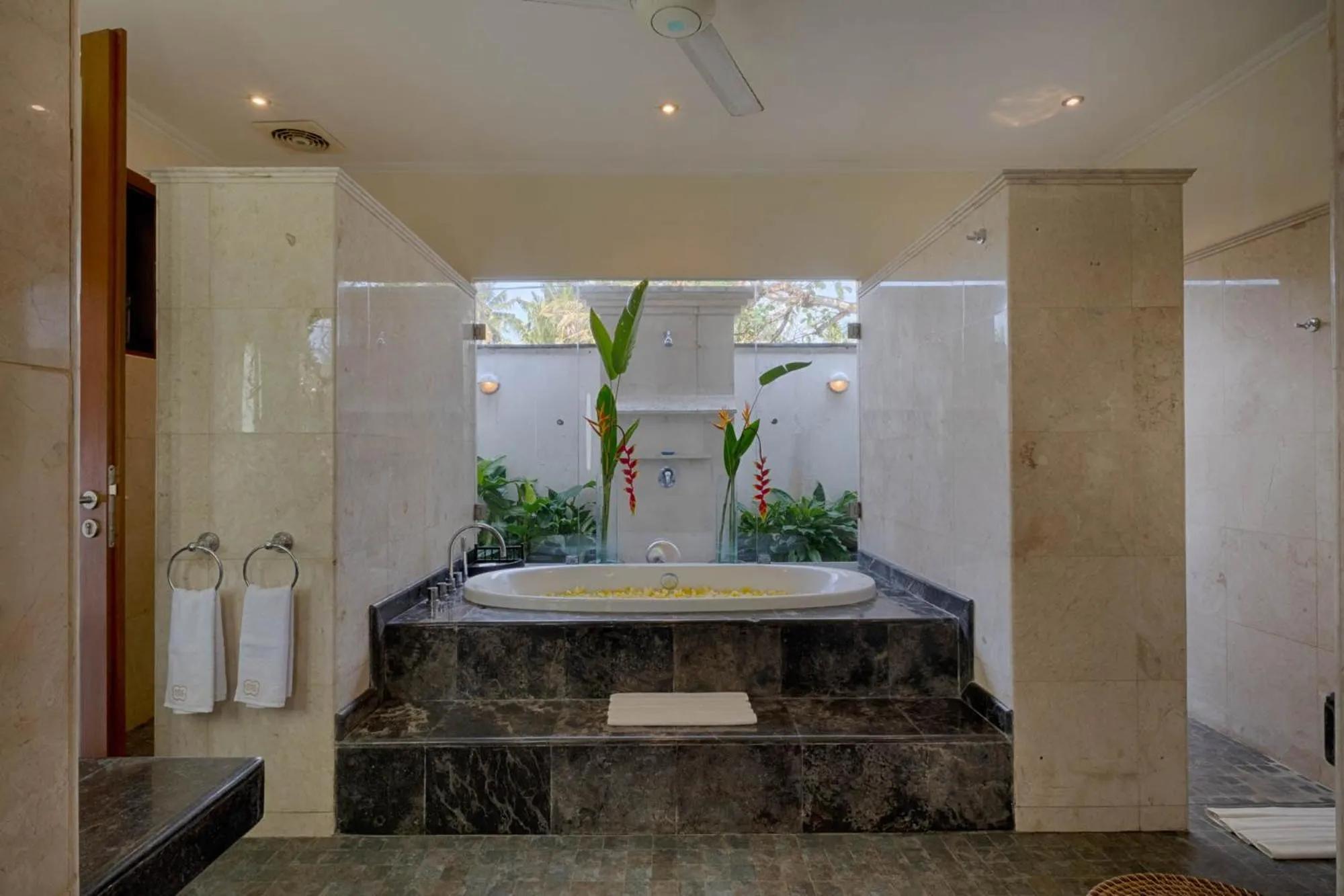 Shower in Kutus Kutus Estuary Saba Beach