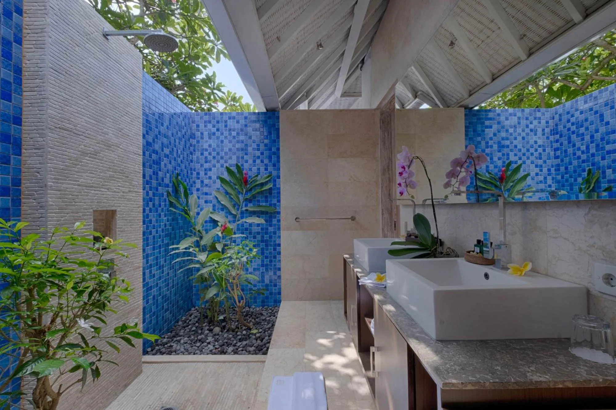 Shower in Kutus Kutus Estuary Saba Beach