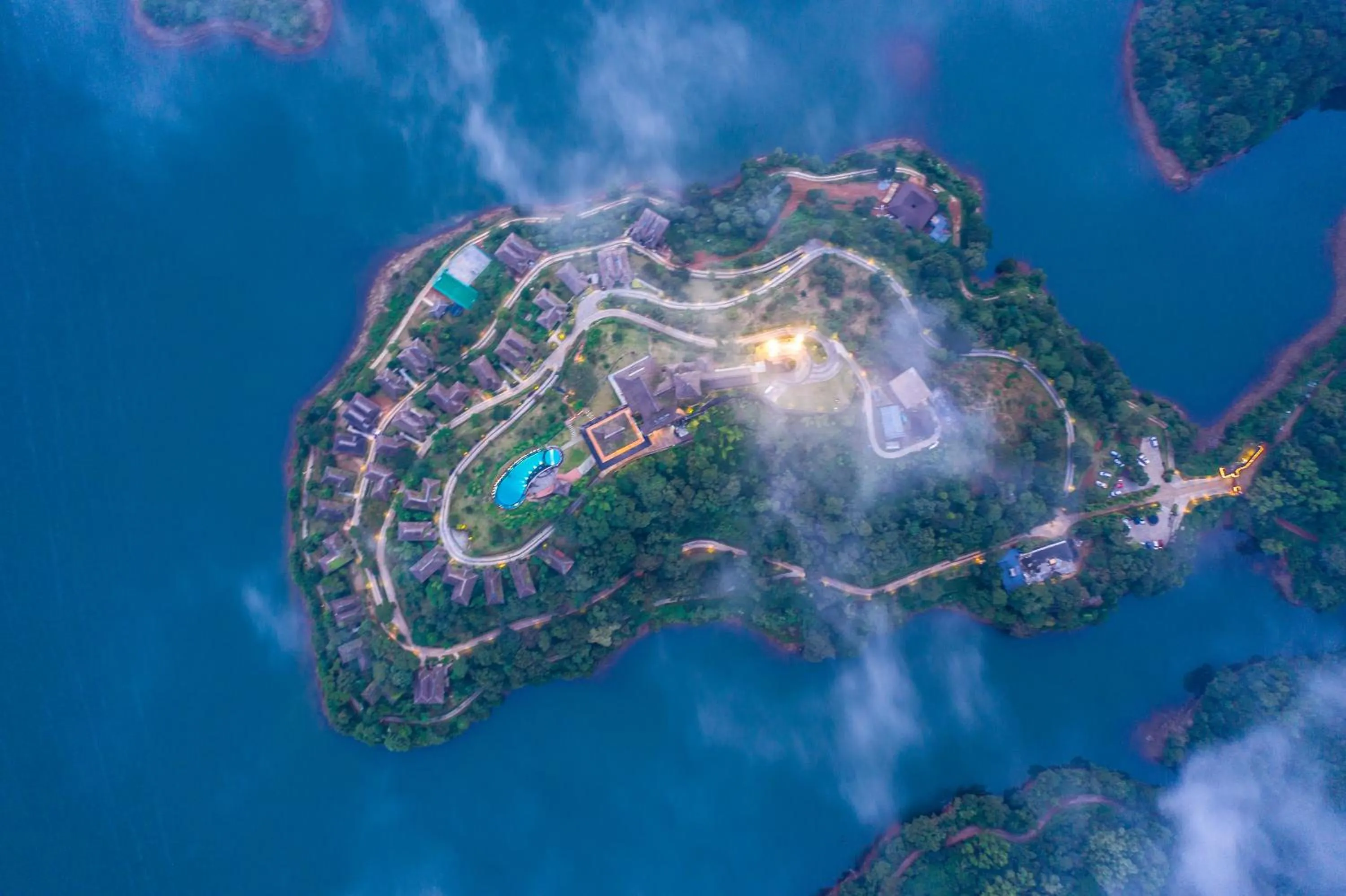 Night in MOUNTAIN SHADOWS RESORT Wayanad