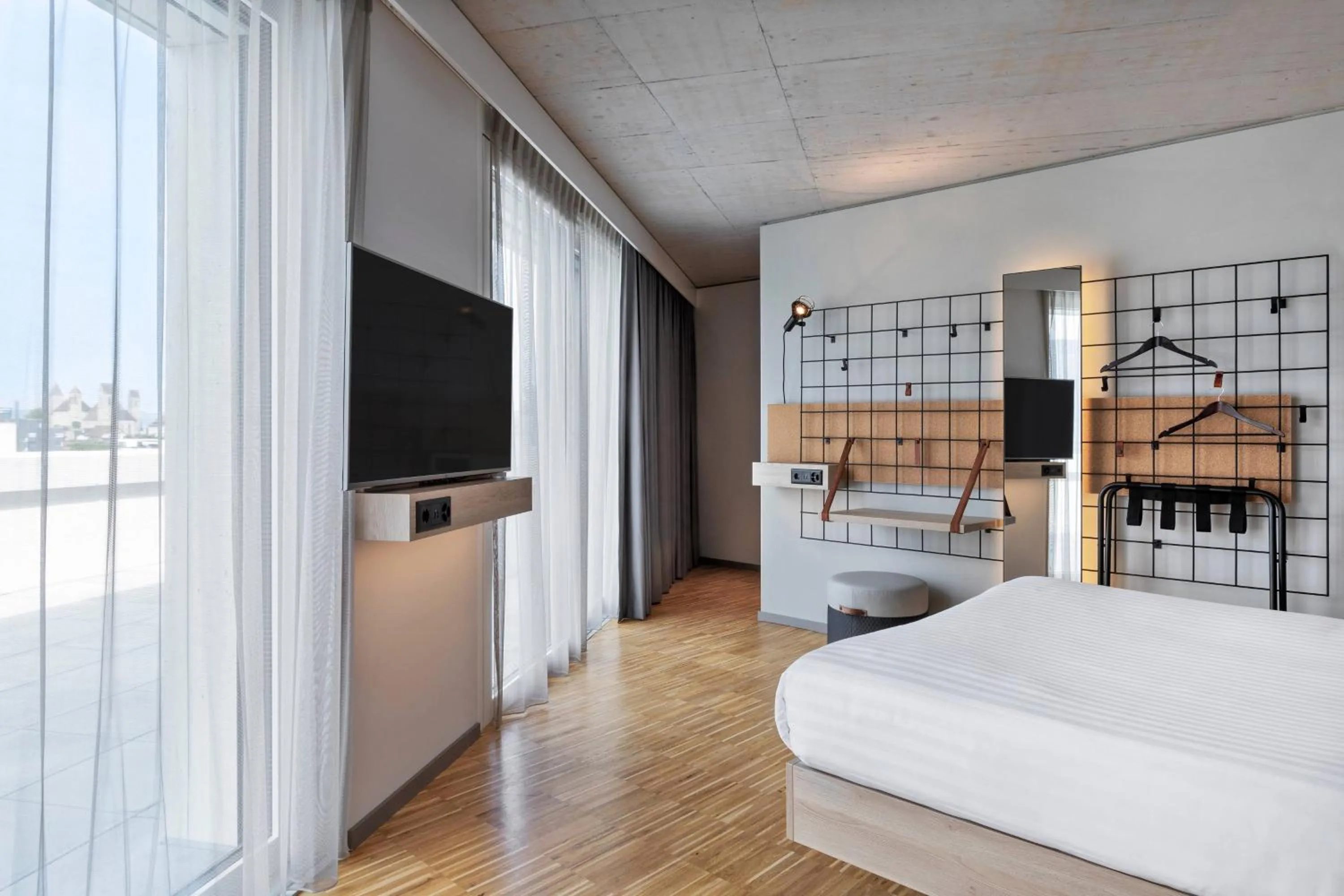 Photo of the whole room, Bed in Moxy Rapperswil