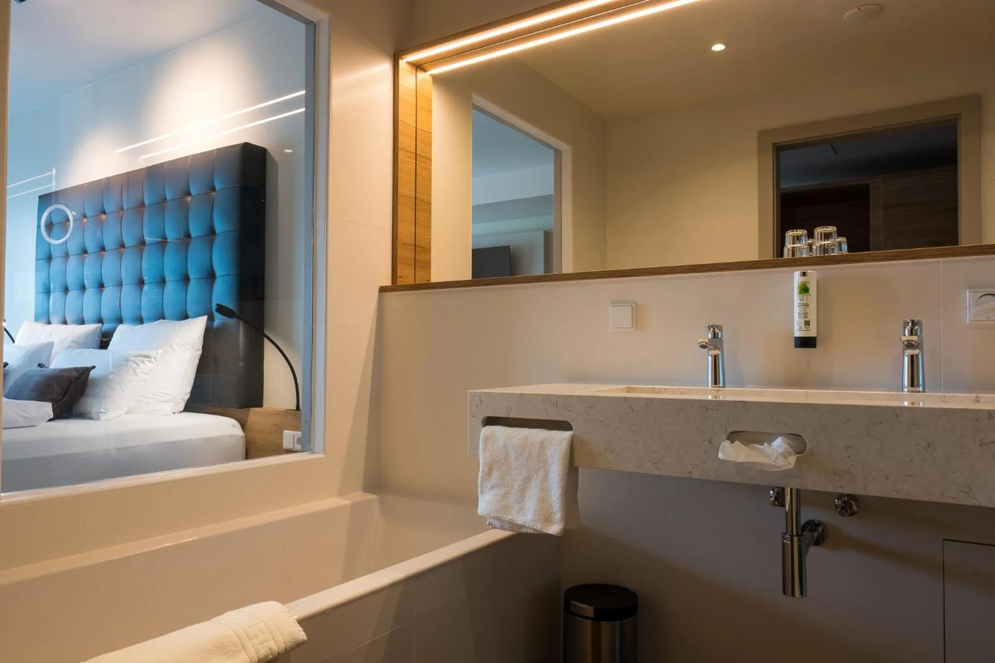 Bathroom, Bed in Rebhan's Business und Wellness Hotel