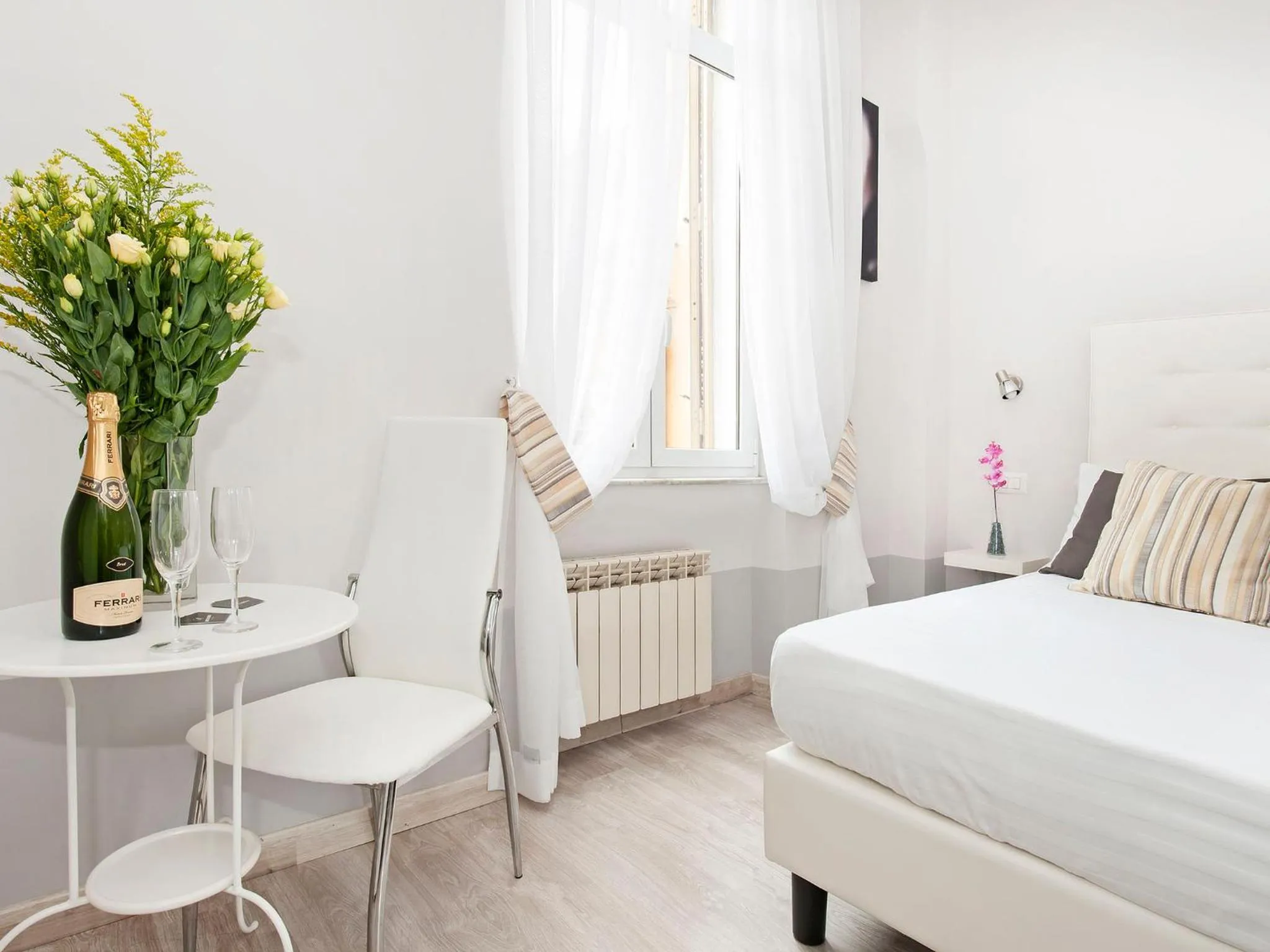 Decorative detail, Bed in White Rooms Colosseo