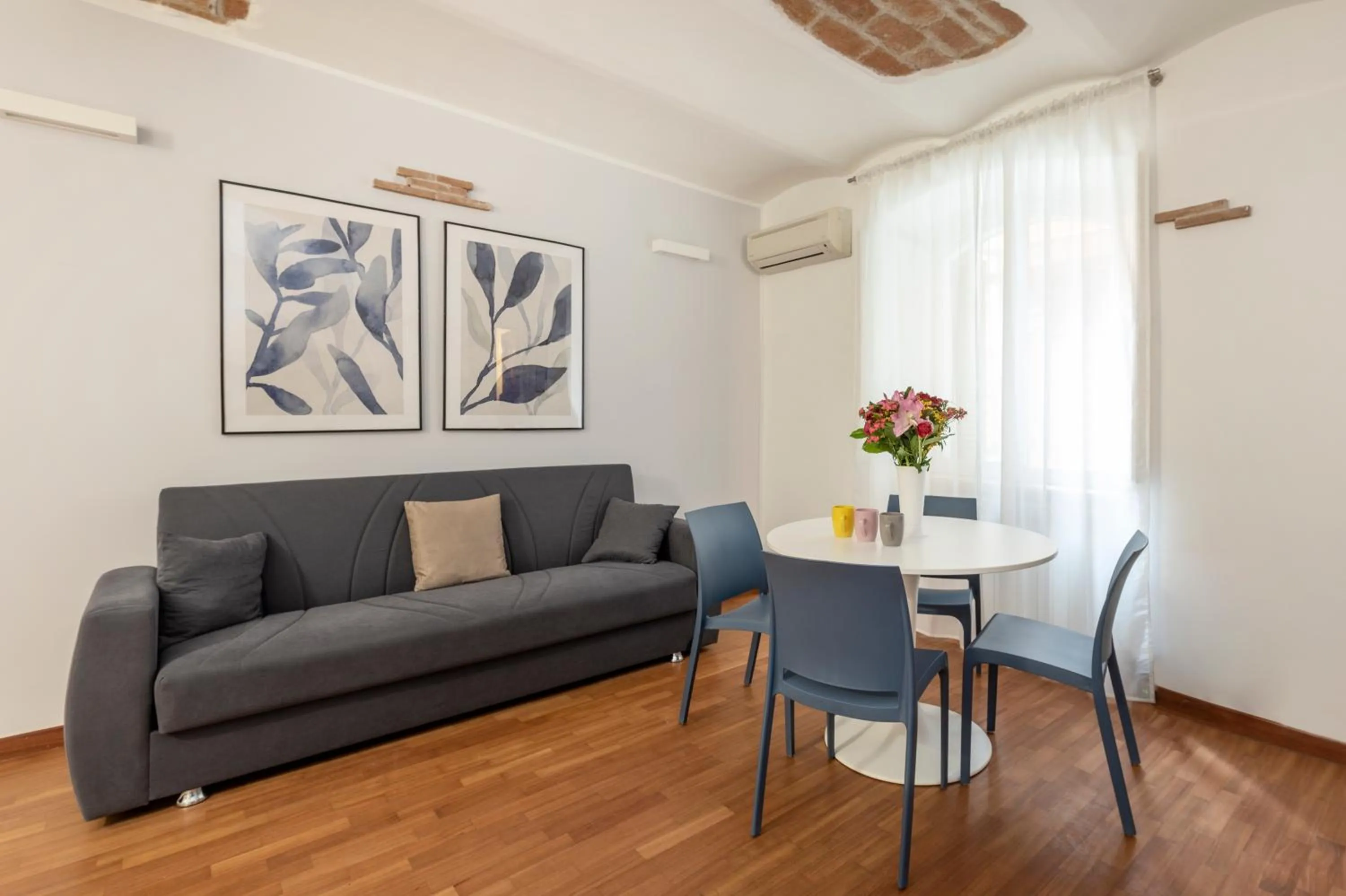 Dining area in White Rooms Colosseo