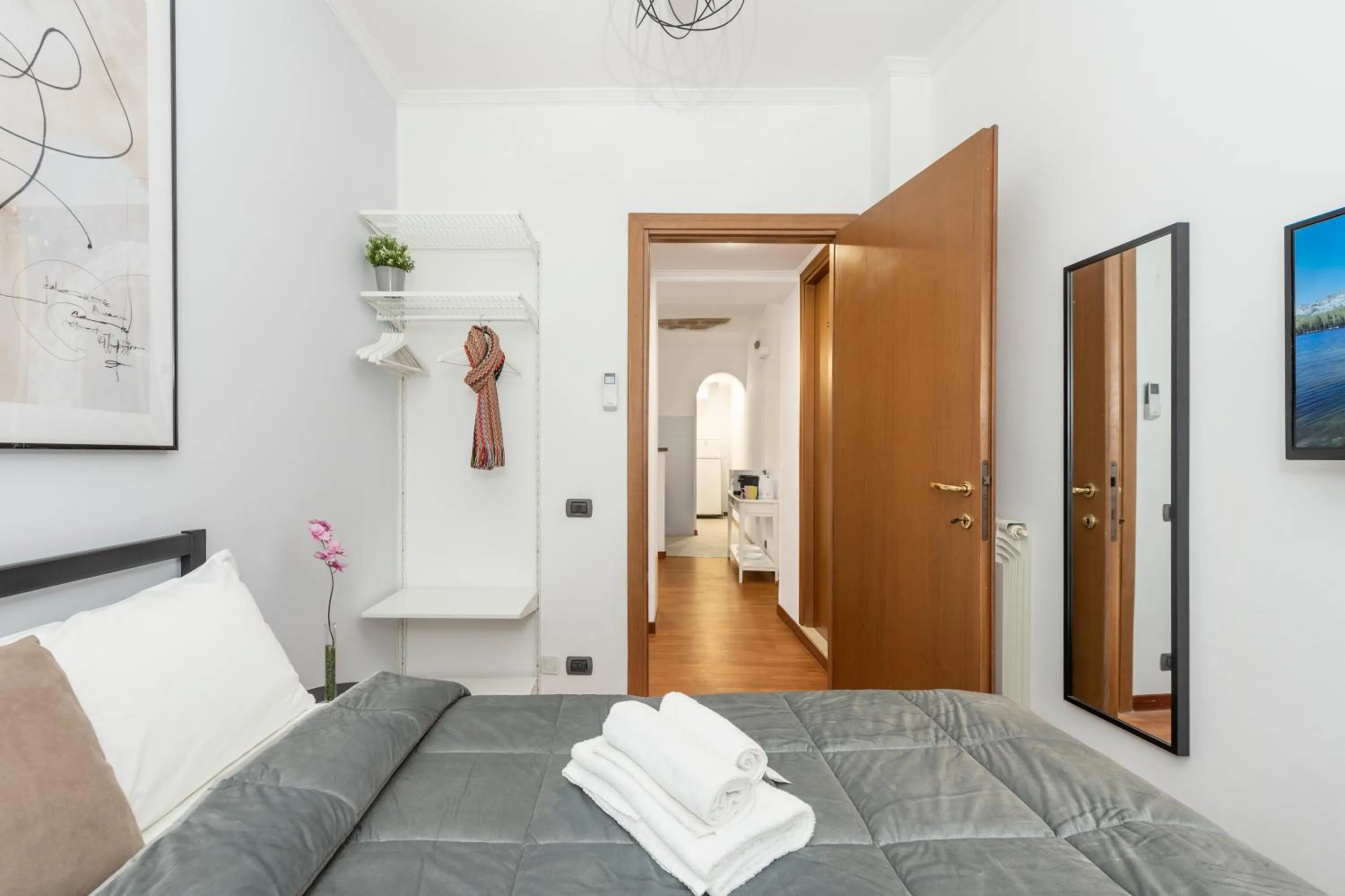 Photo of the whole room, Bed in White Rooms Colosseo