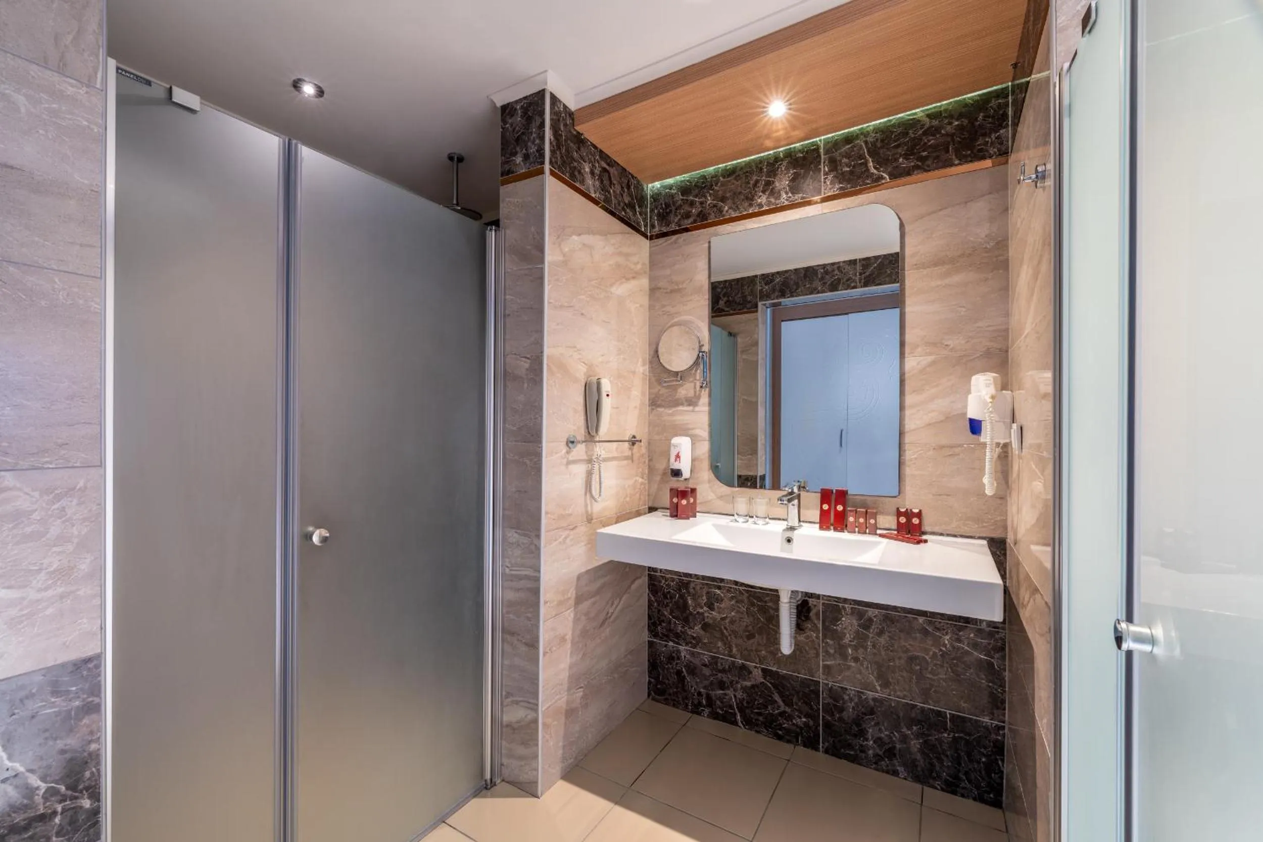 Shower in Royal Garden Beach Hotel