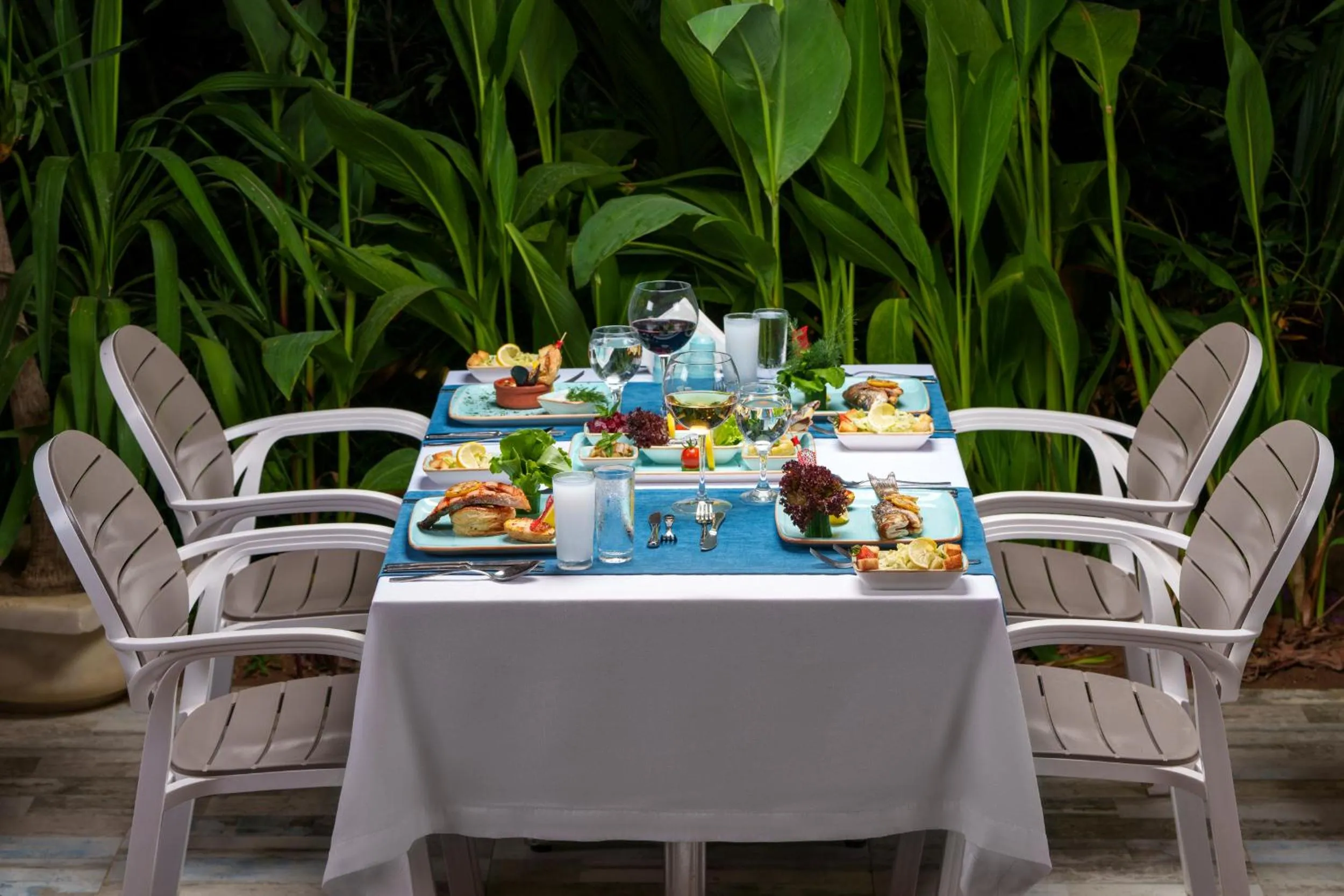 Restaurant/places to eat in Royal Garden Beach Hotel