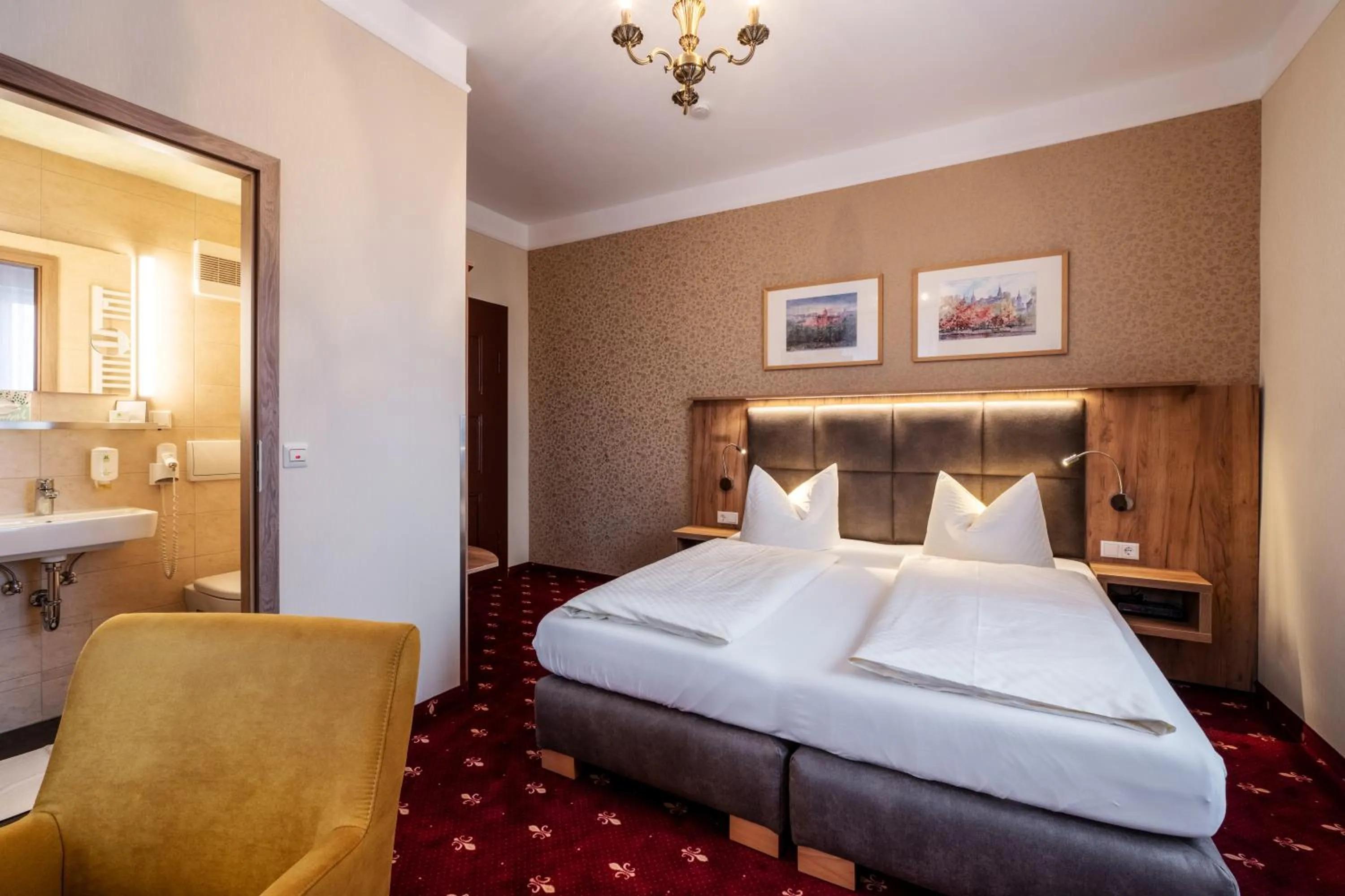 Bathroom, Bed in Flair Hotel Villa Ilske