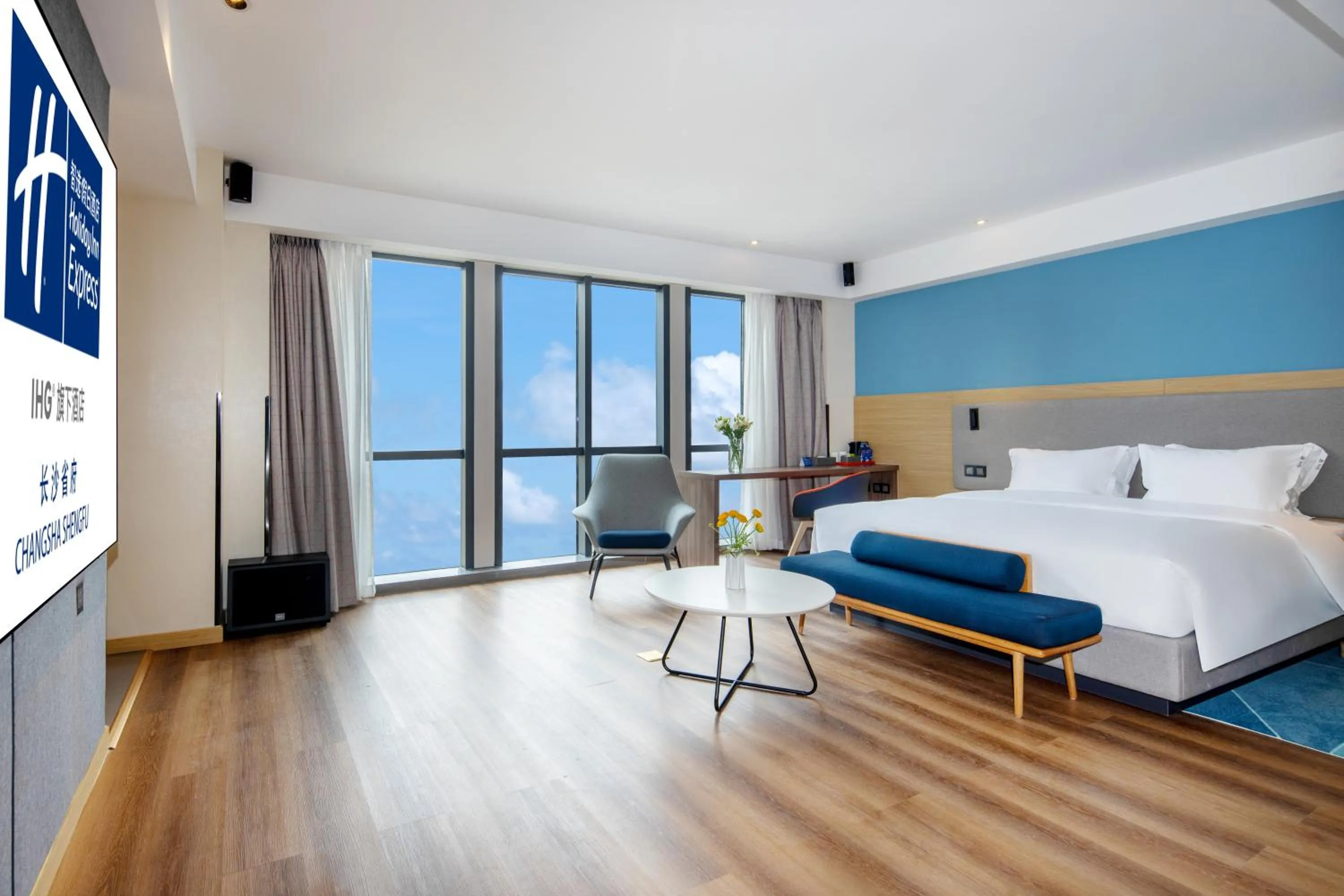 Photo of the whole room, Bed in Holiday Inn Express Changsha Shengfu by IHG