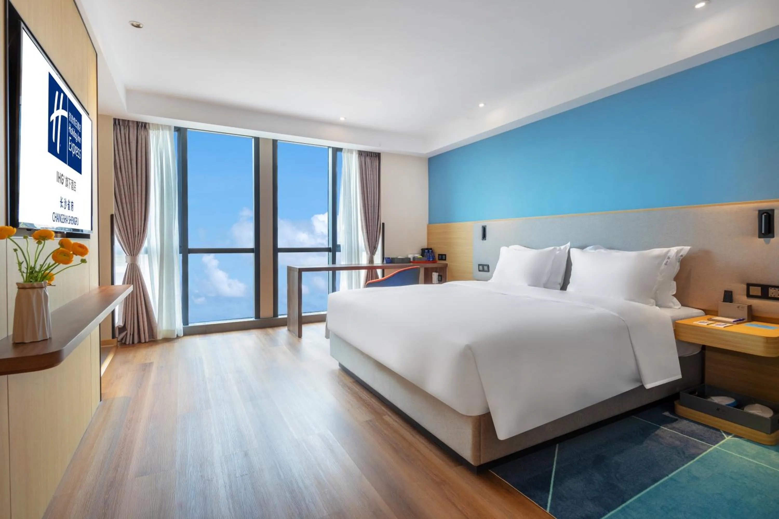 Photo of the whole room, Bed in Holiday Inn Express Changsha Shengfu by IHG
