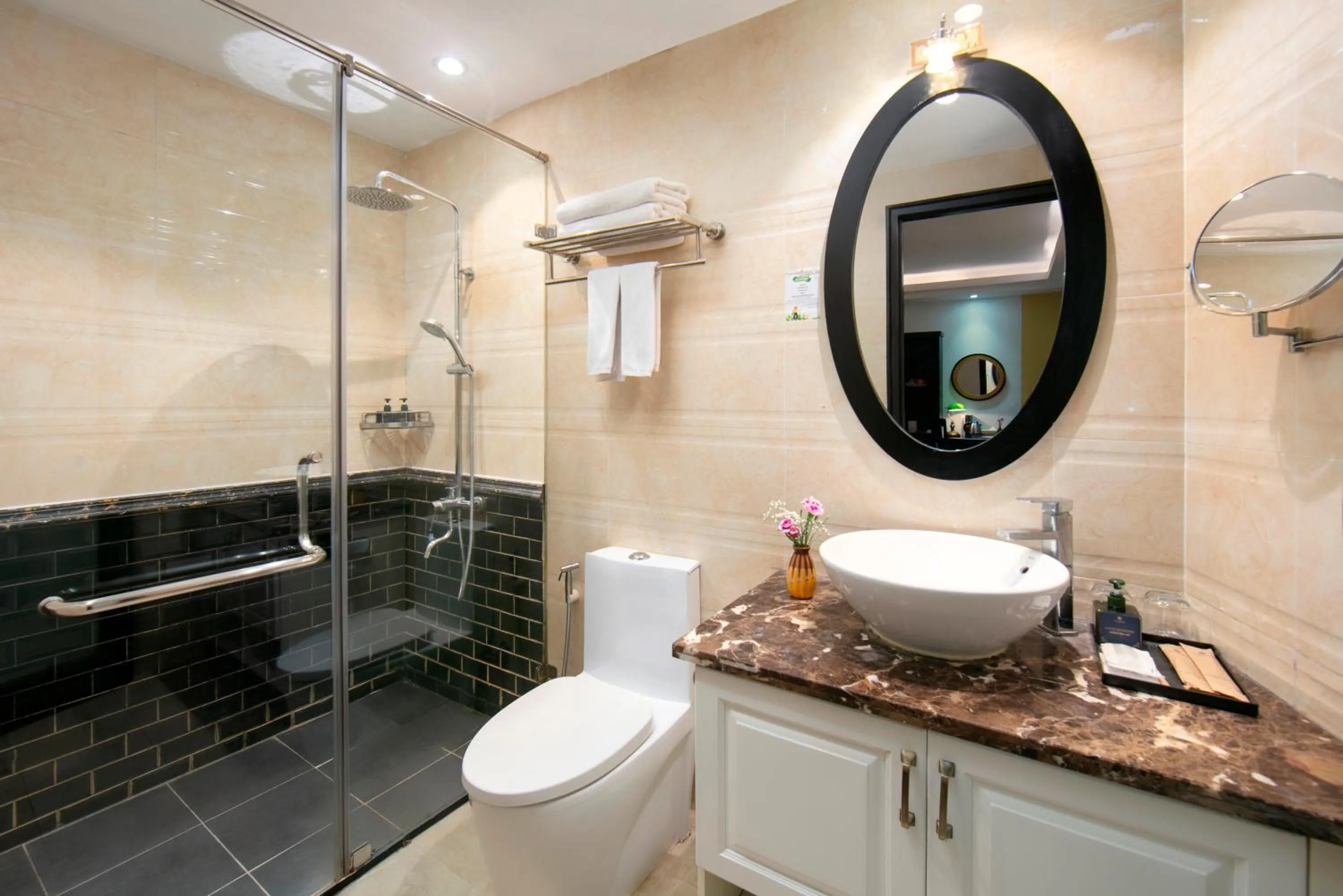 Shower in Kén Hotel by Connek