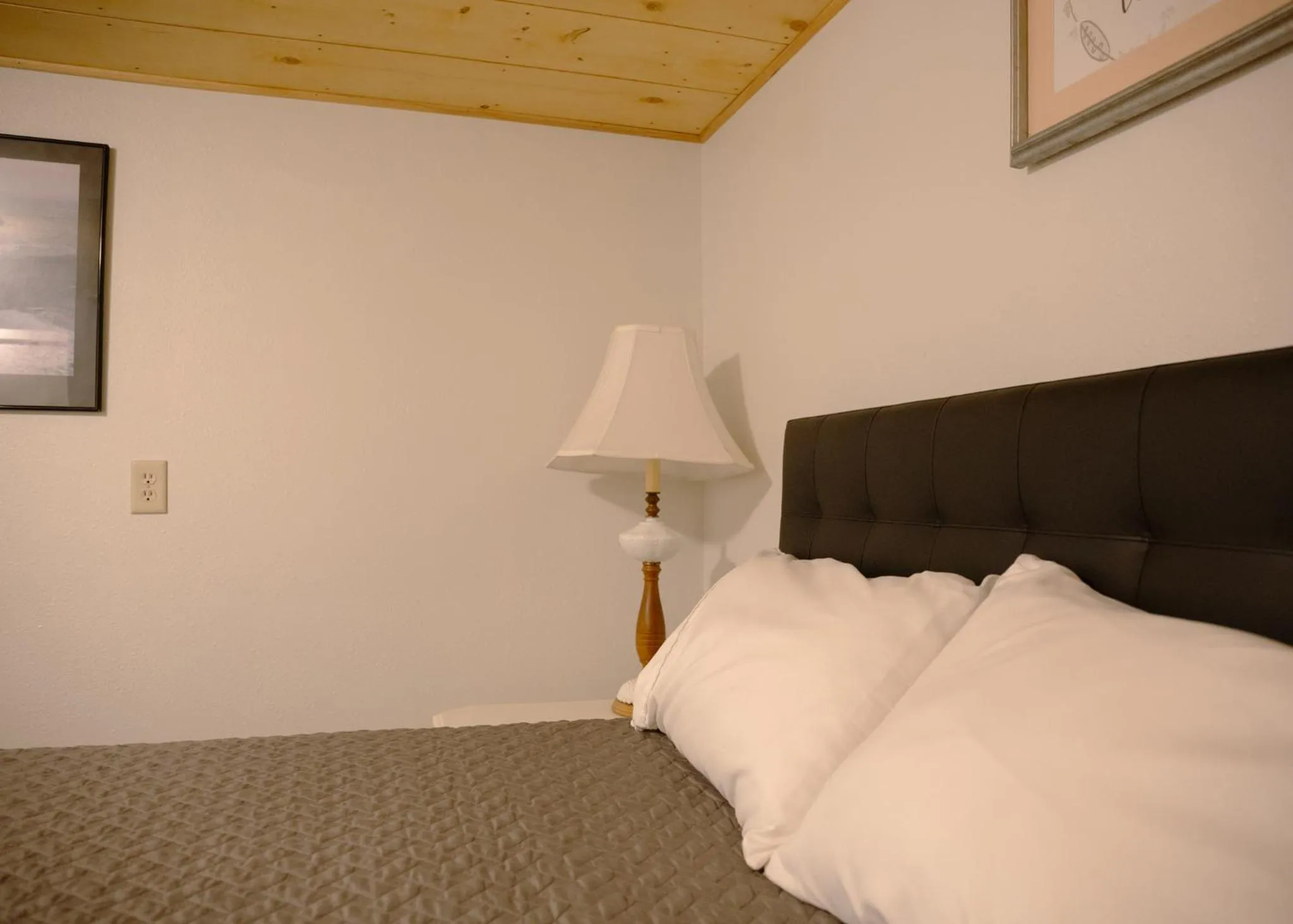 Bed in East Side Motel & Cabins