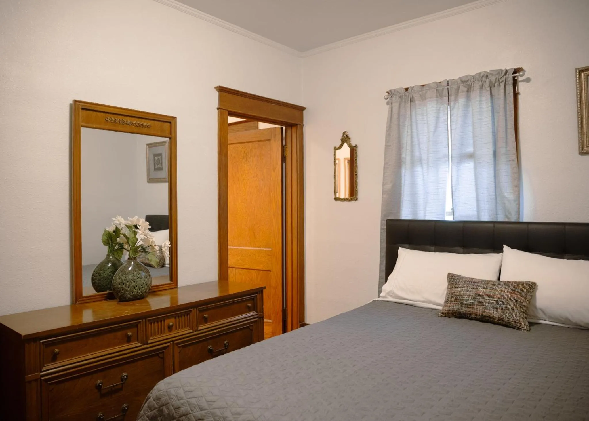 Bed in East Side Motel & Cabins