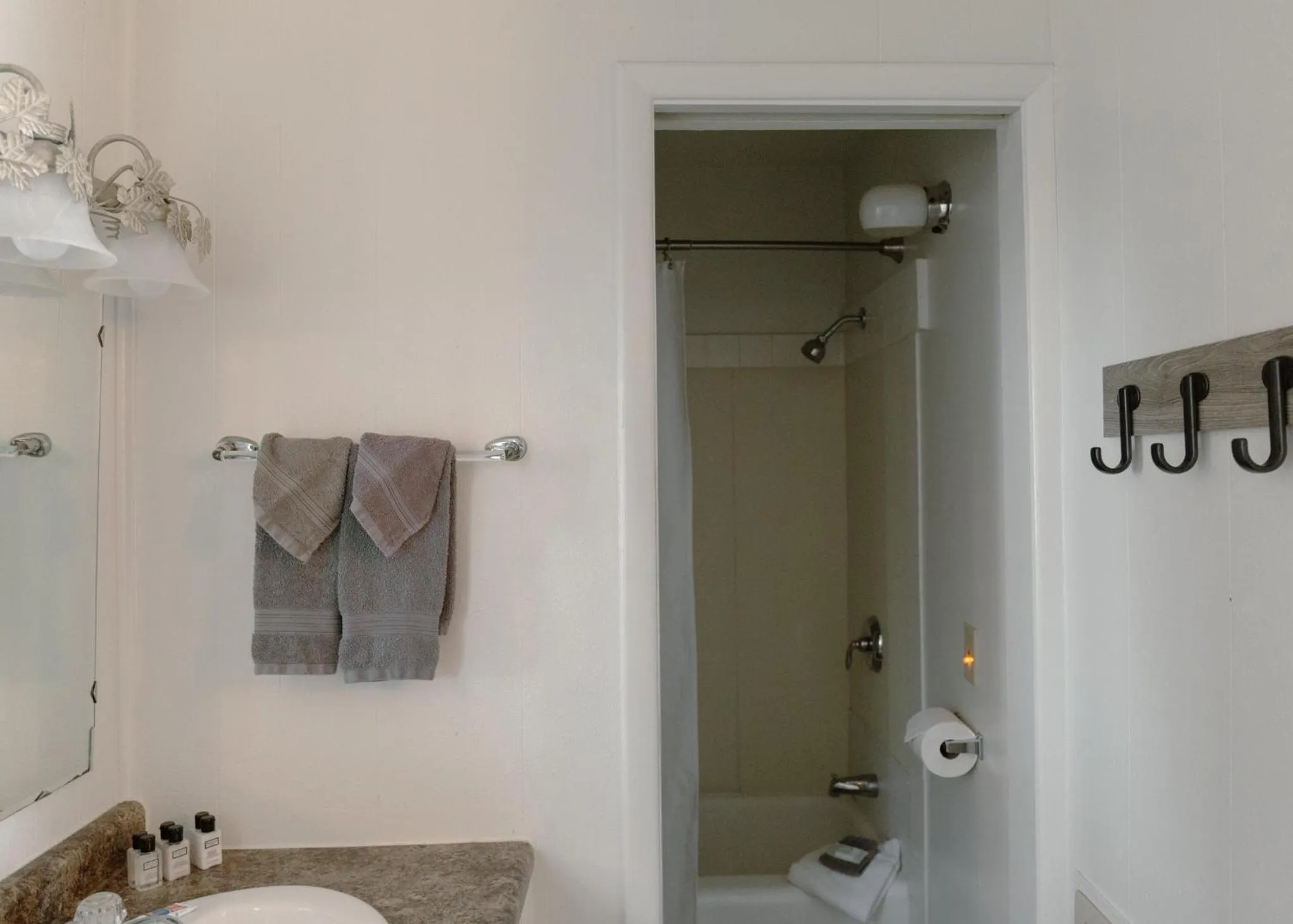 Shower in East Side Motel & Cabins