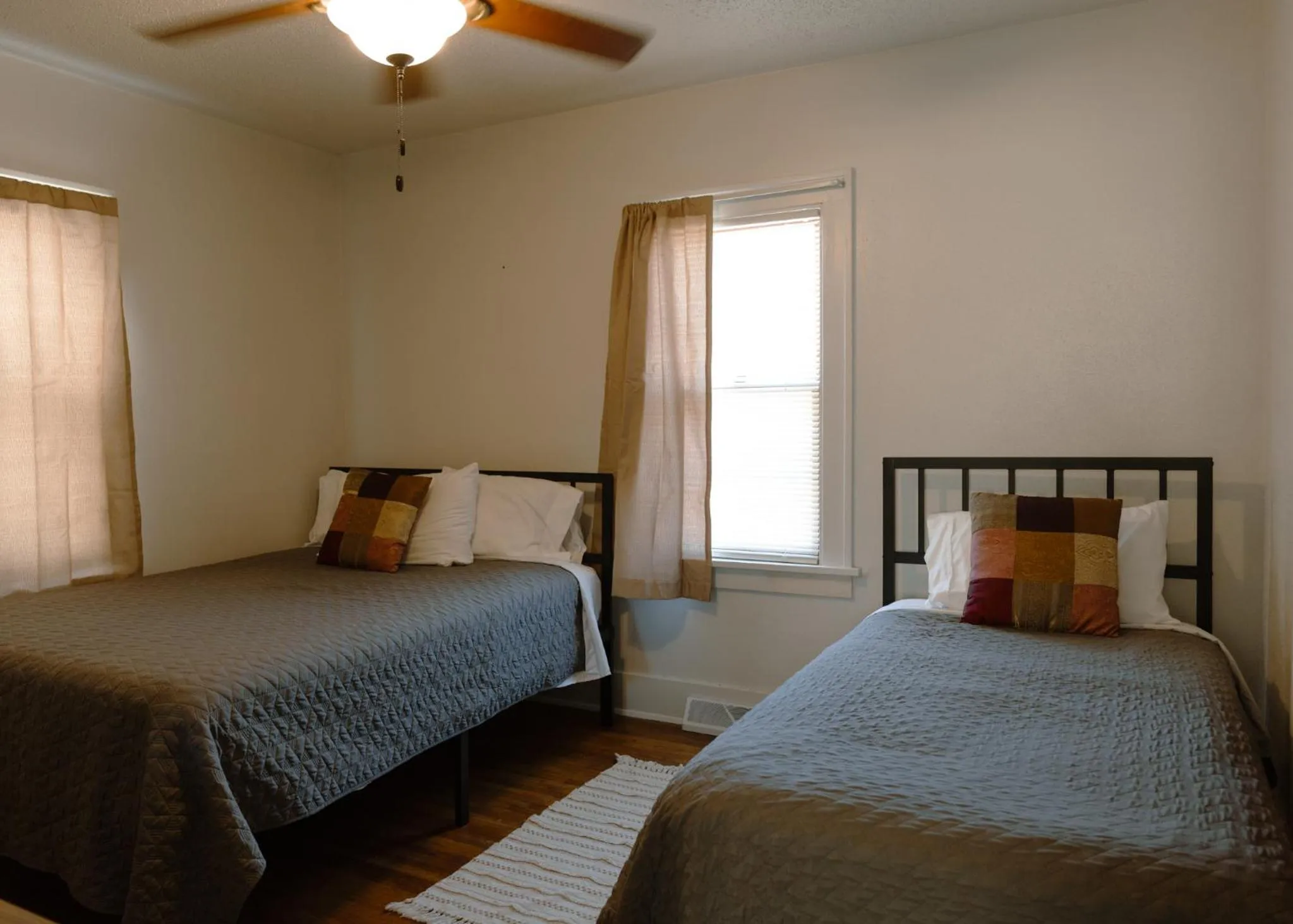 Bed in East Side Motel & Cabins