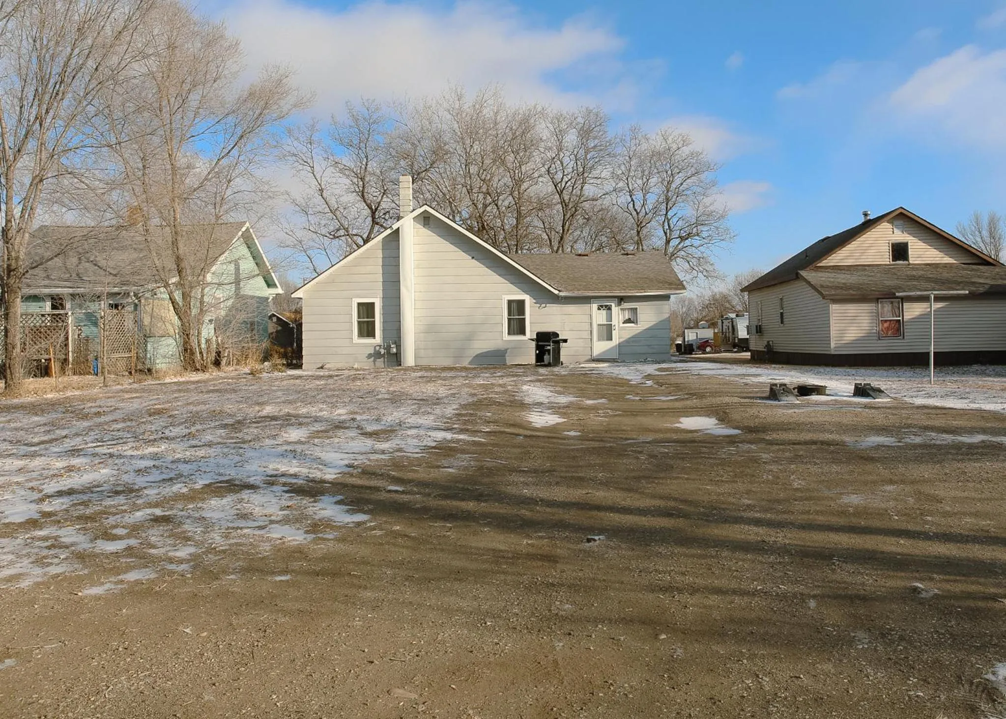Property building in East Side Motel & Cabins