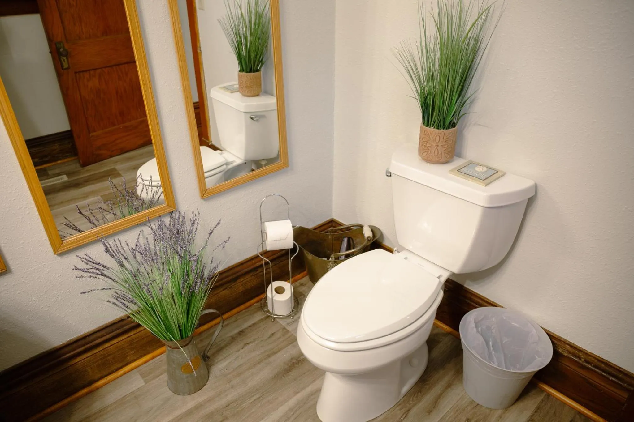 Toilet in East Side Motel & Cabins