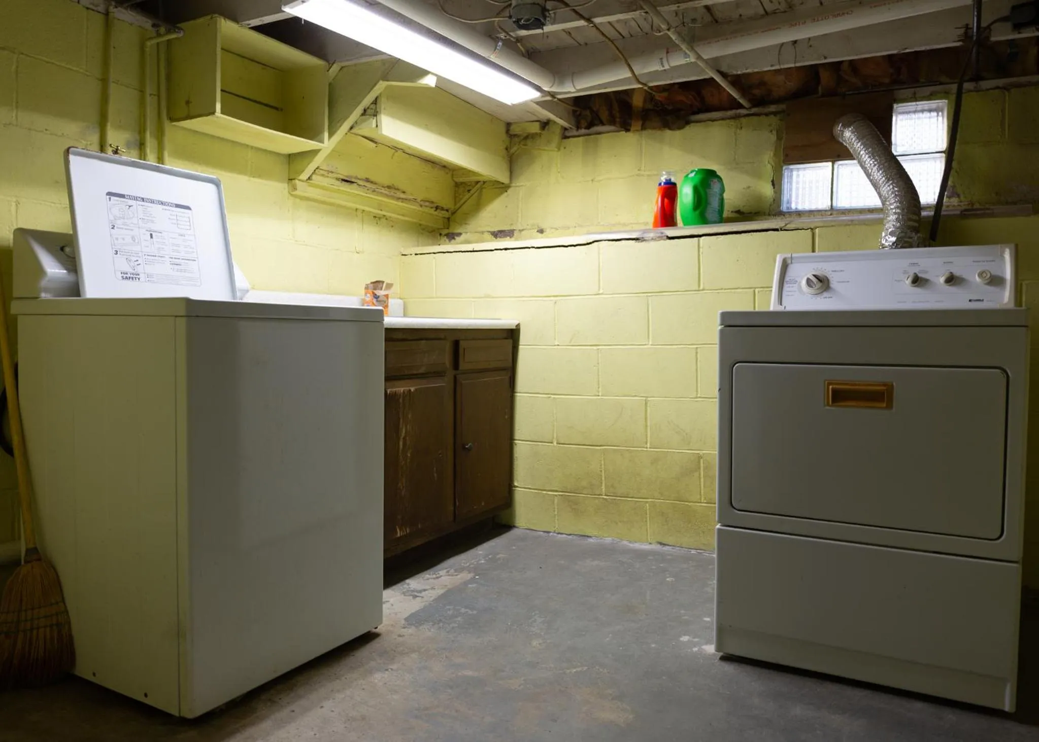 washing machine in East Side Motel & Cabins