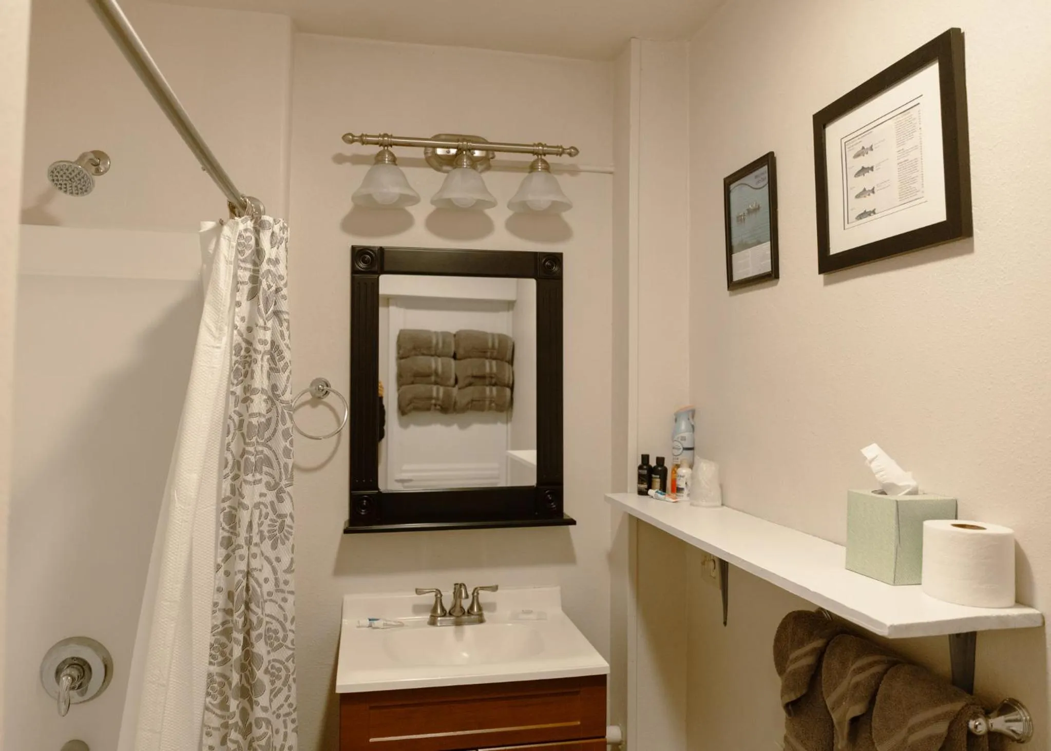 Bathroom in East Side Motel & Cabins