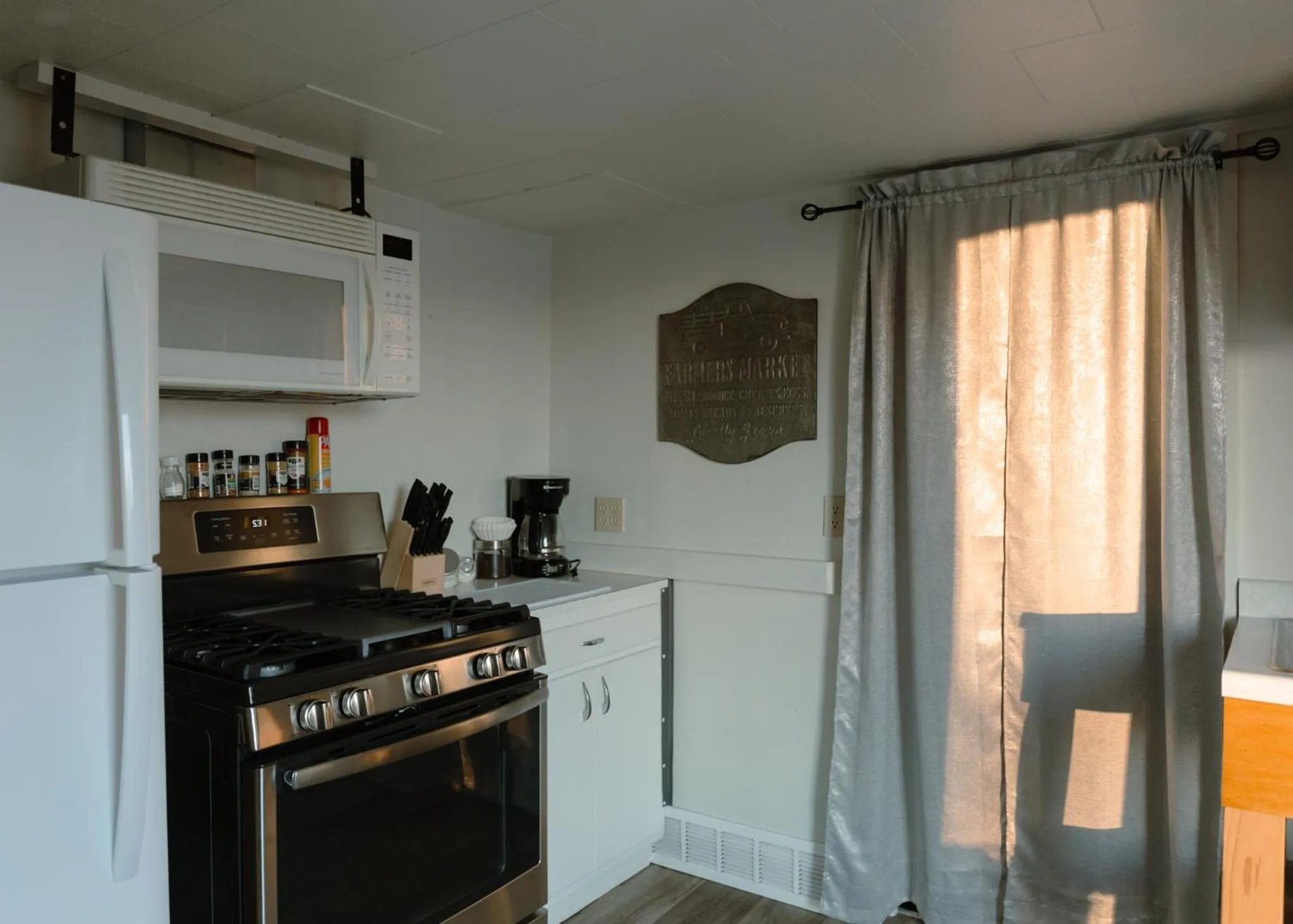 Coffee/tea facilities in East Side Motel & Cabins