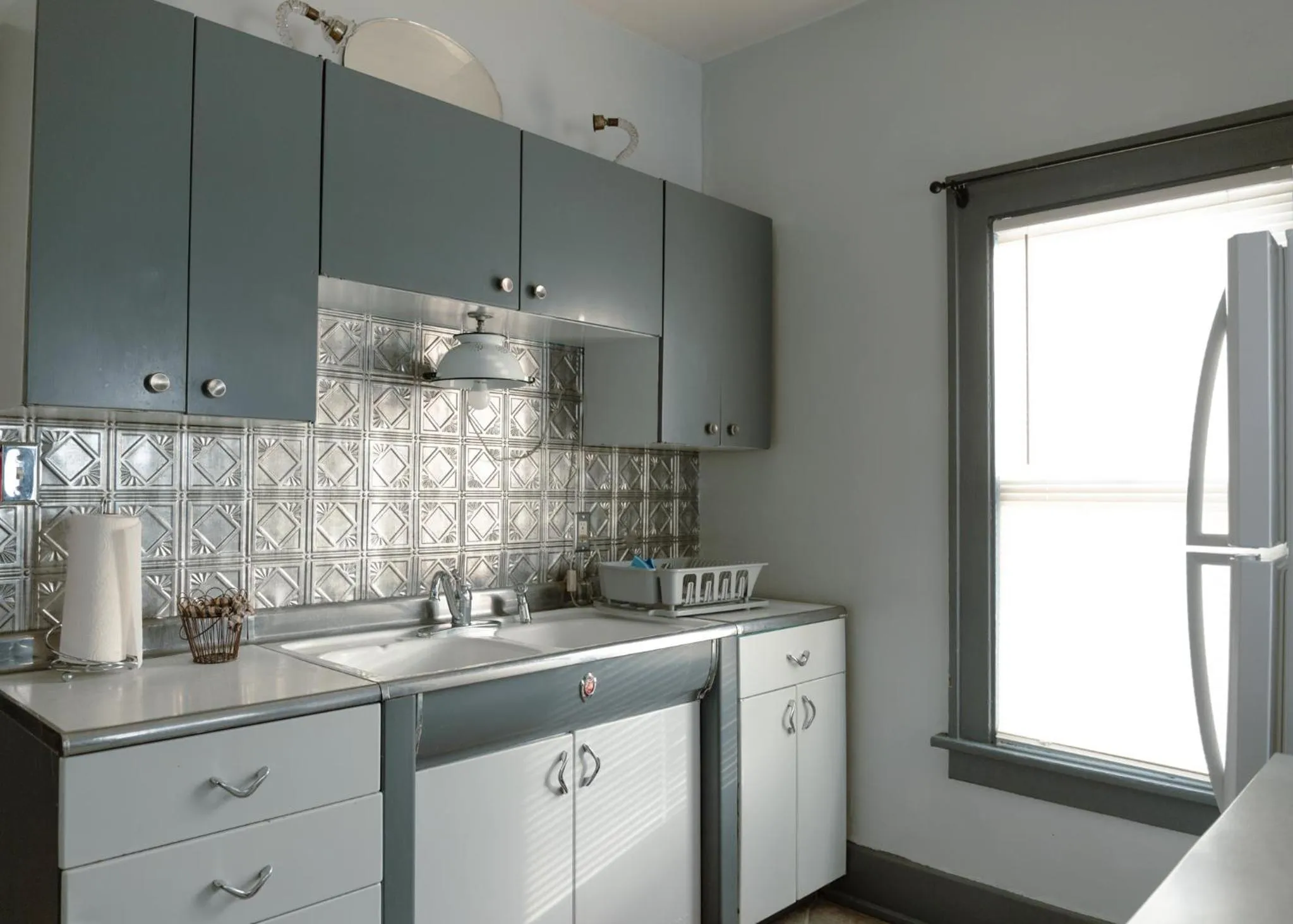 Kitchen or kitchenette in East Side Motel & Cabins