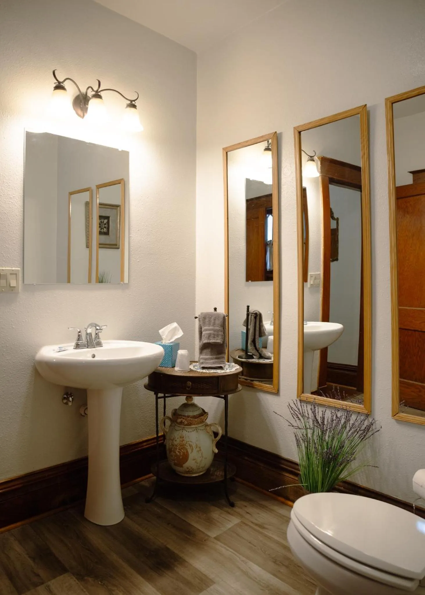 Toilet in East Side Motel & Cabins