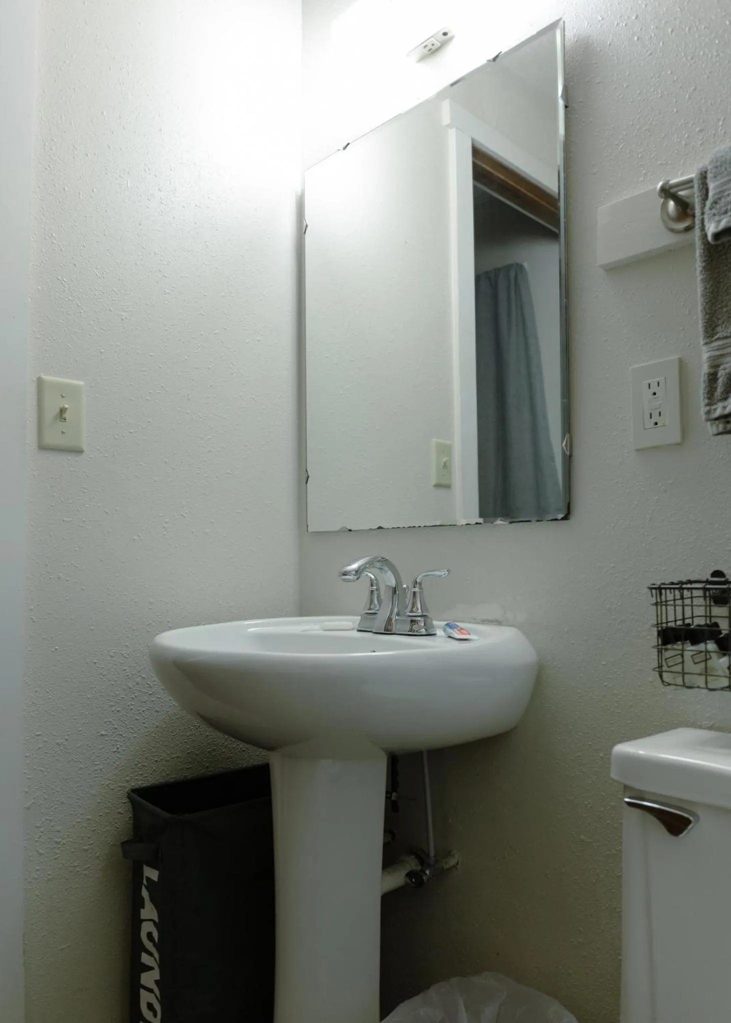 Bathroom in East Side Motel & Cabins