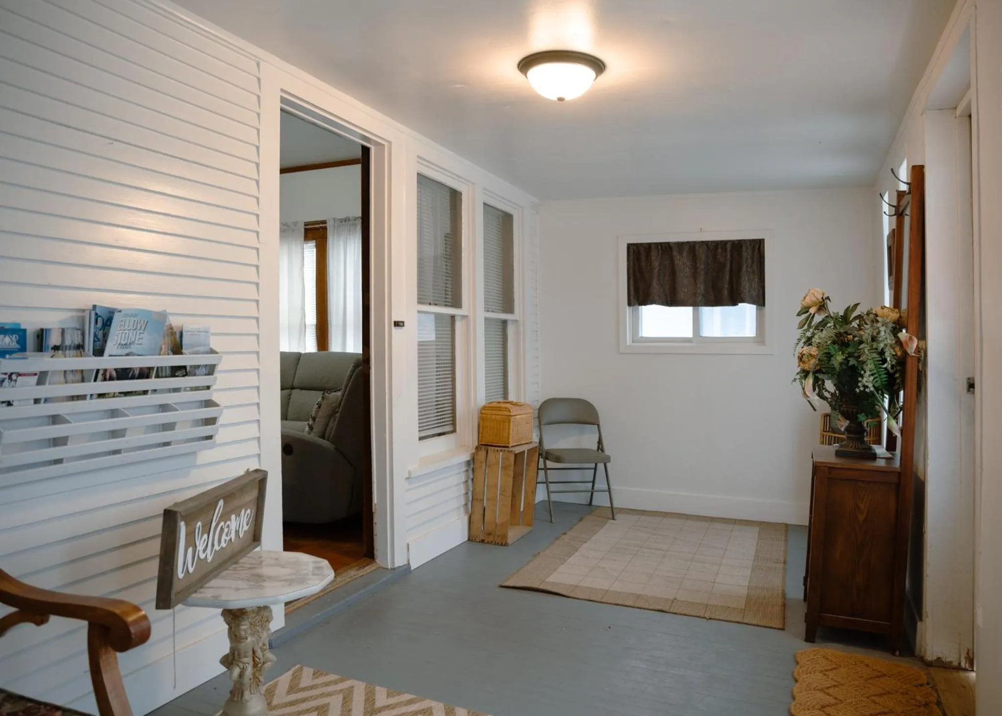 Patio in East Side Motel & Cabins