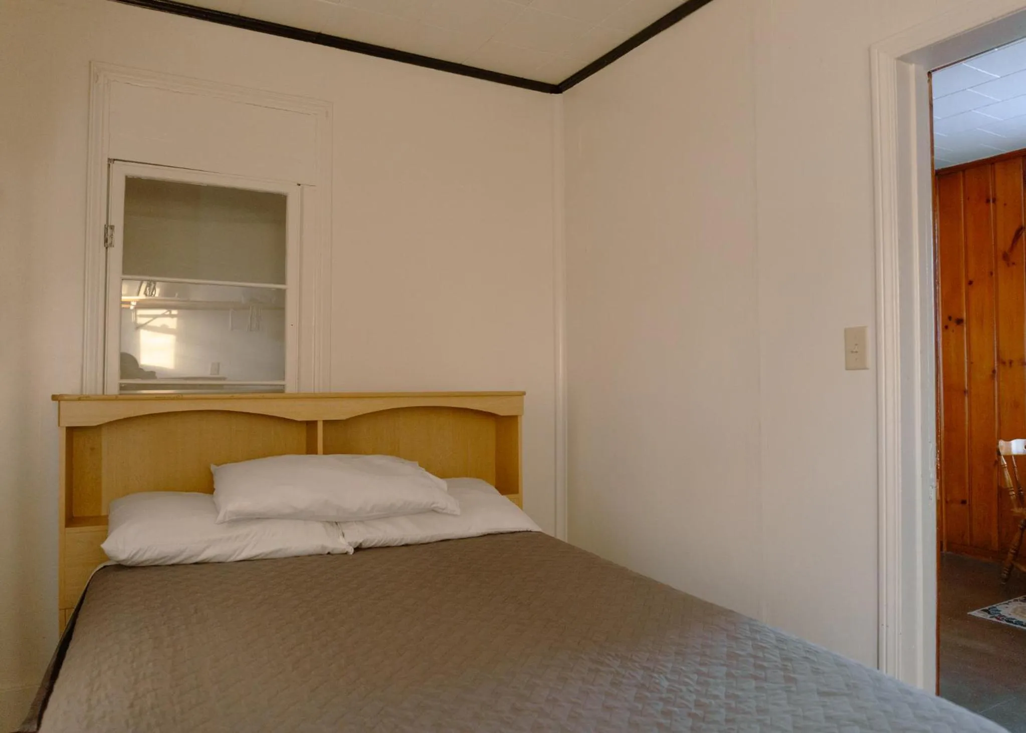 Bed in East Side Motel & Cabins