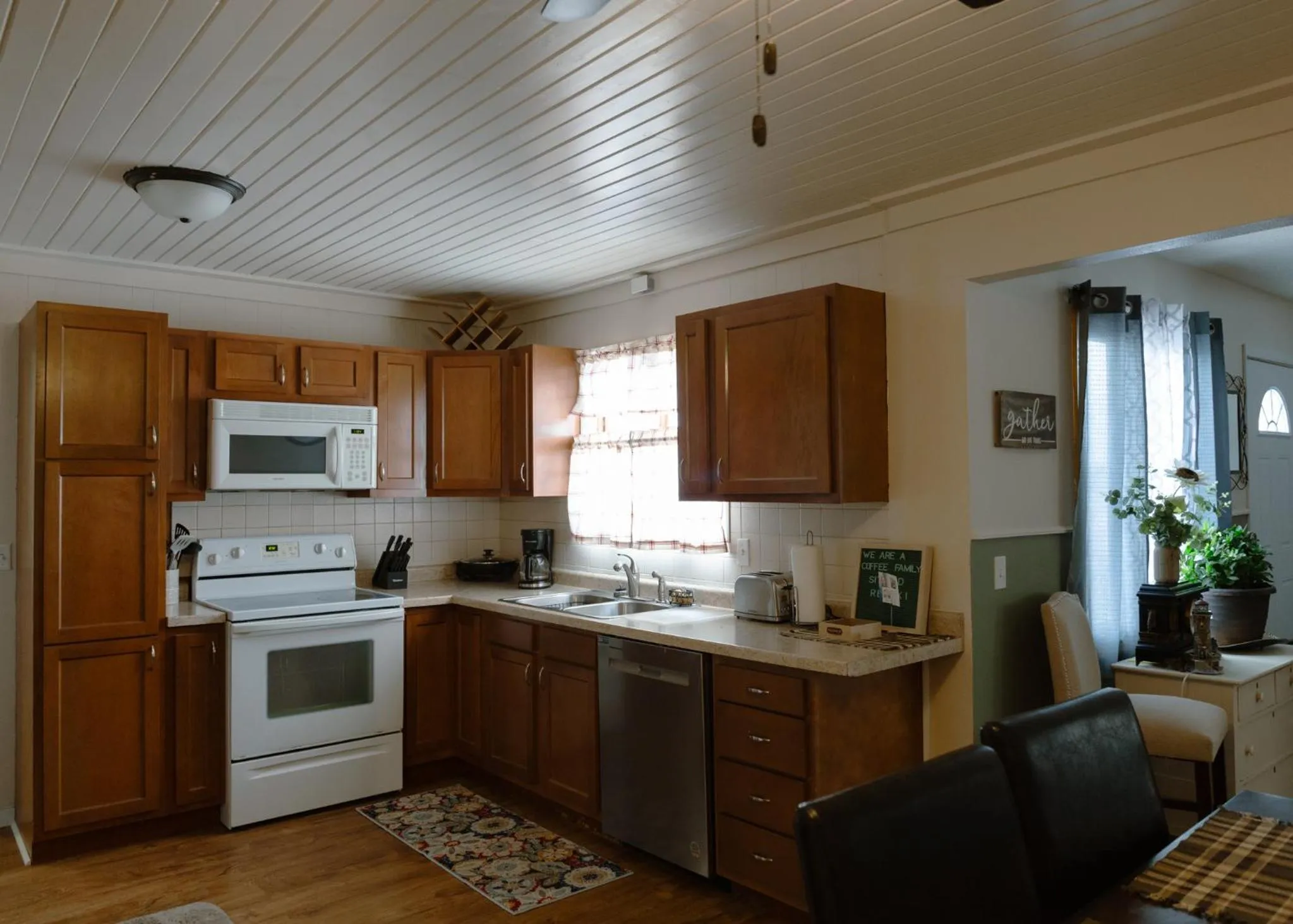 Kitchen or kitchenette in East Side Motel & Cabins