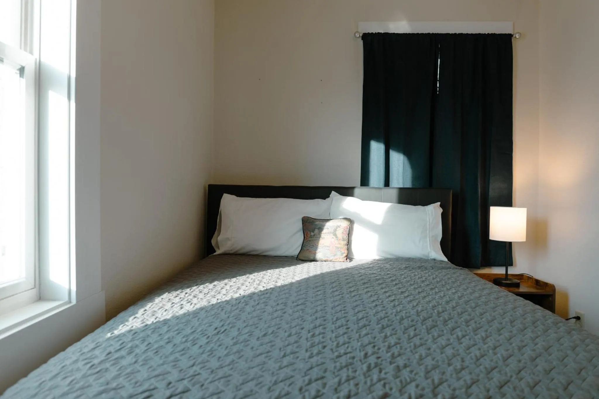 Bed in East Side Motel & Cabins