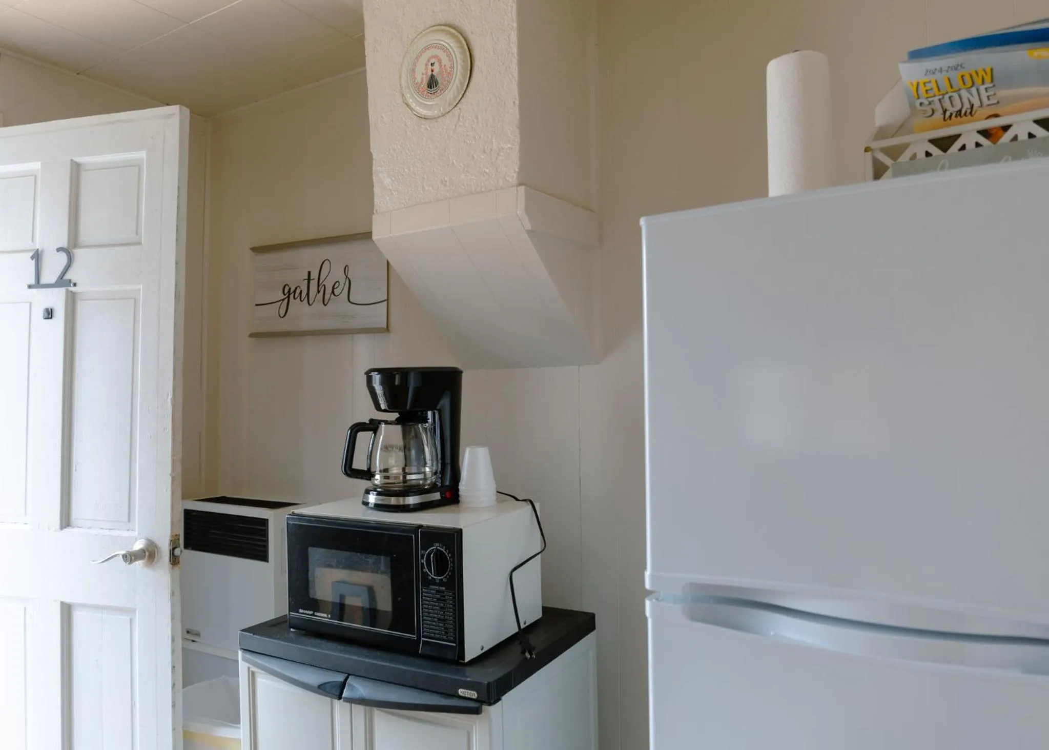 Coffee/tea facilities in East Side Motel & Cabins