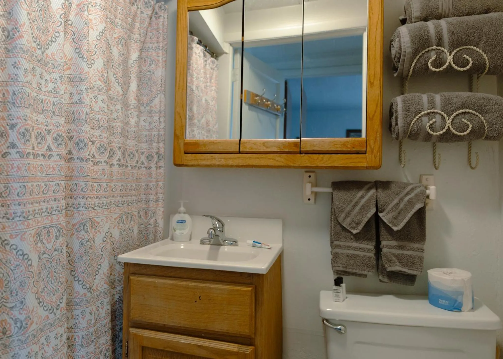 Toilet in East Side Motel & Cabins