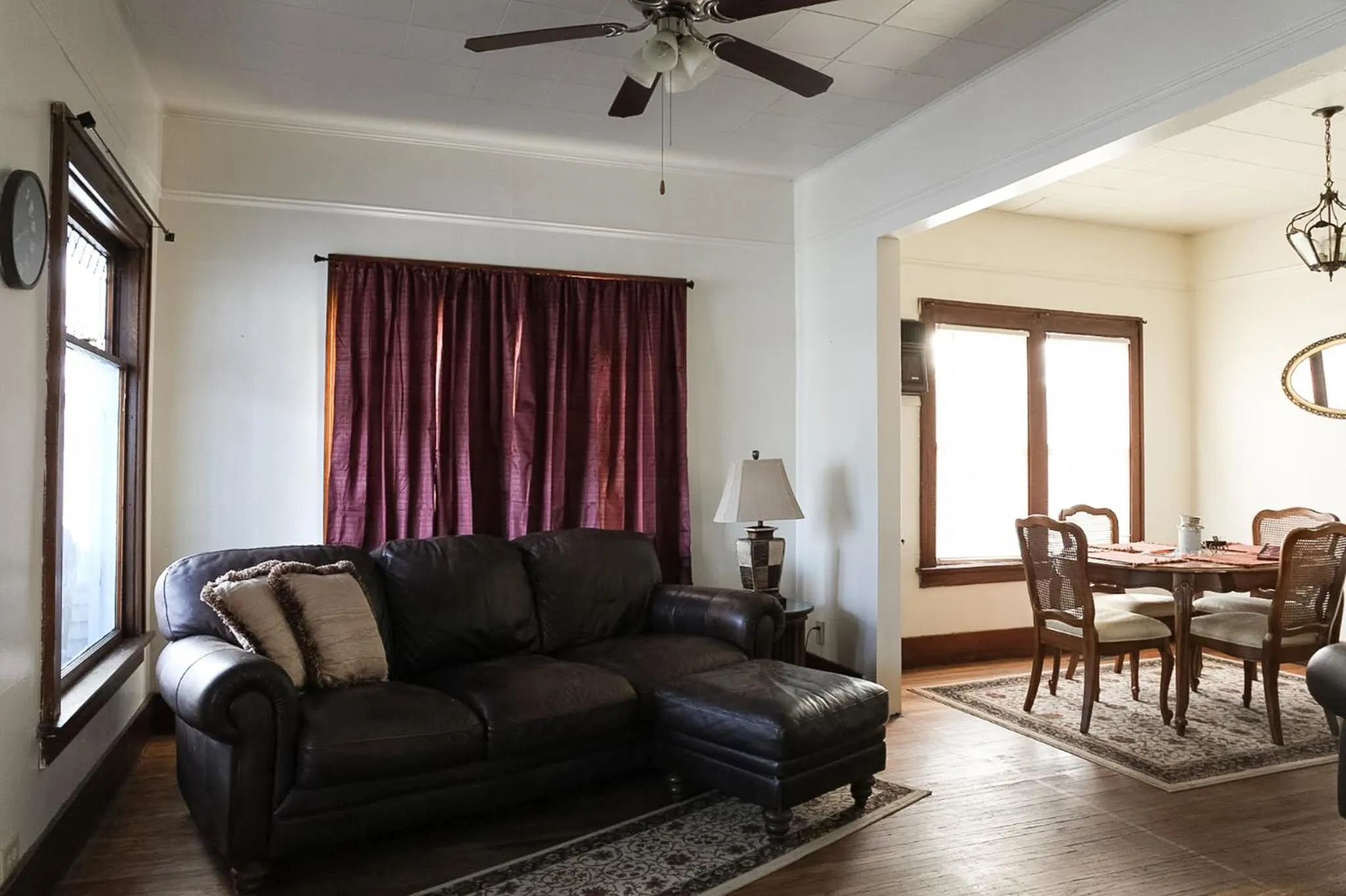 Living room in East Side Motel & Cabins