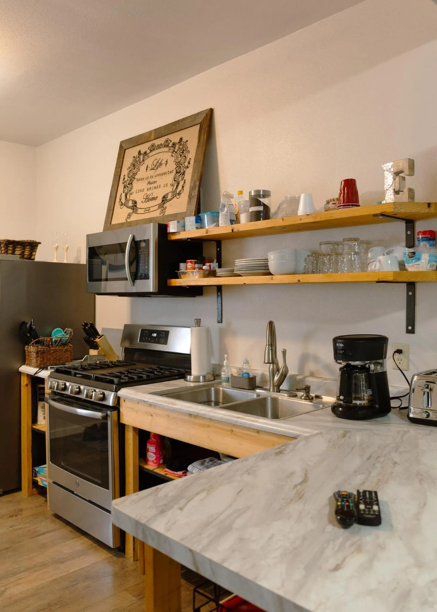 Coffee/tea facilities in East Side Motel & Cabins