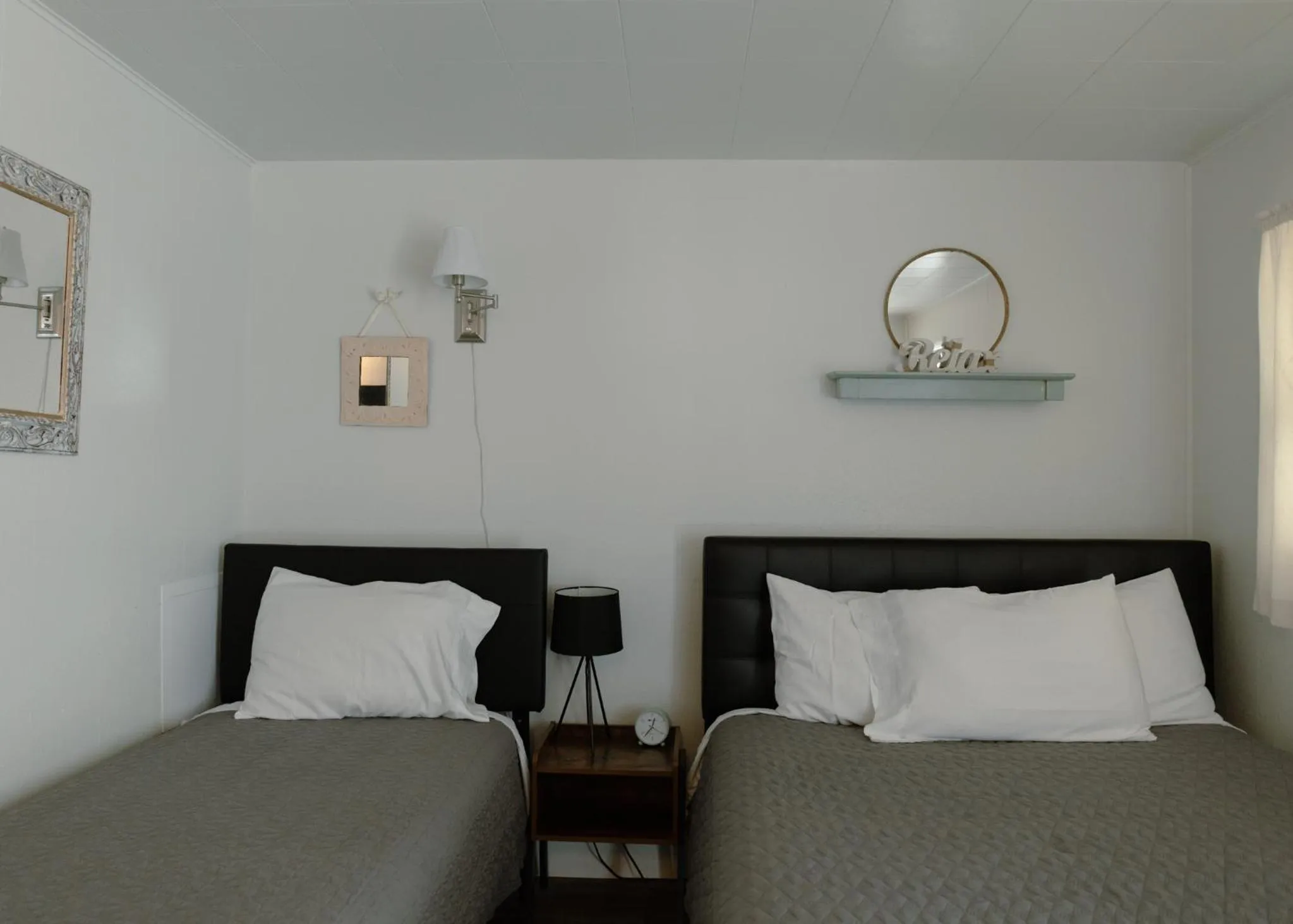 Bed in East Side Motel & Cabins