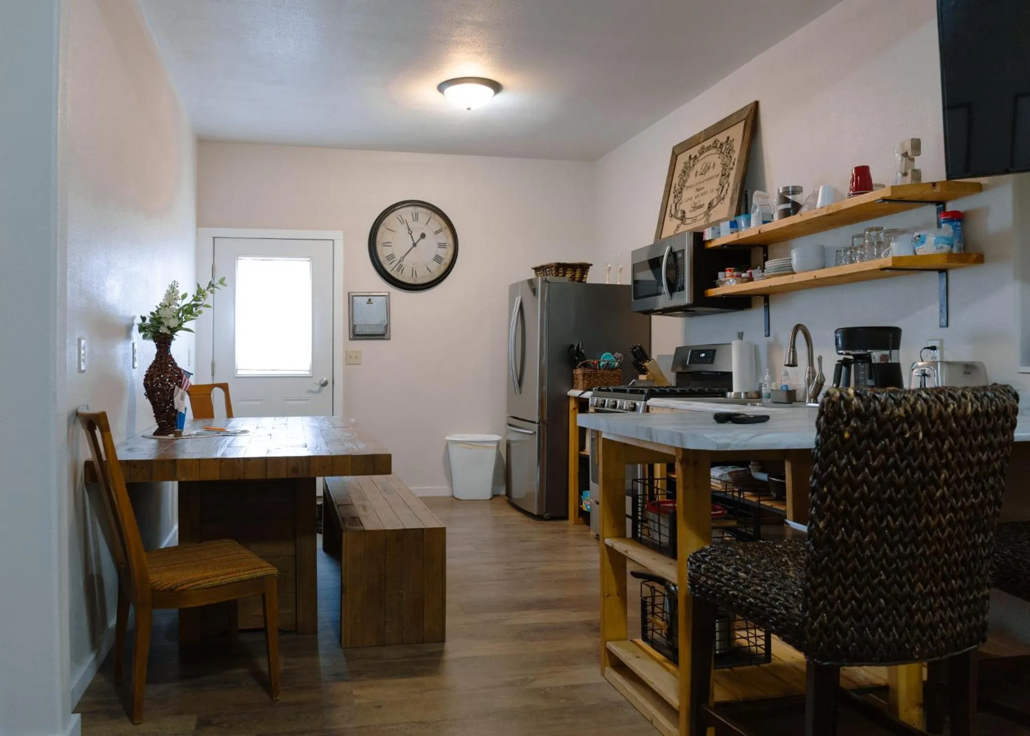 Coffee/tea facilities in East Side Motel & Cabins