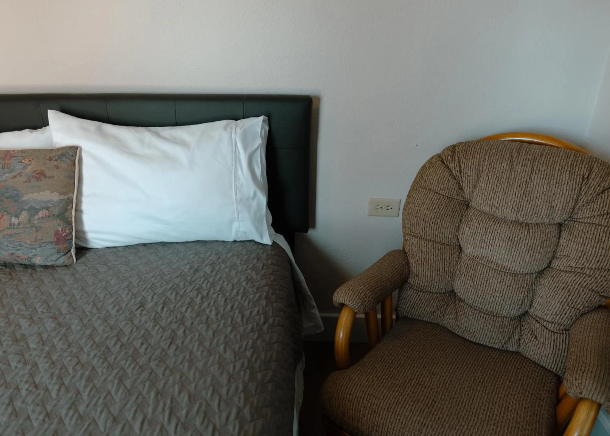 Bed in East Side Motel & Cabins