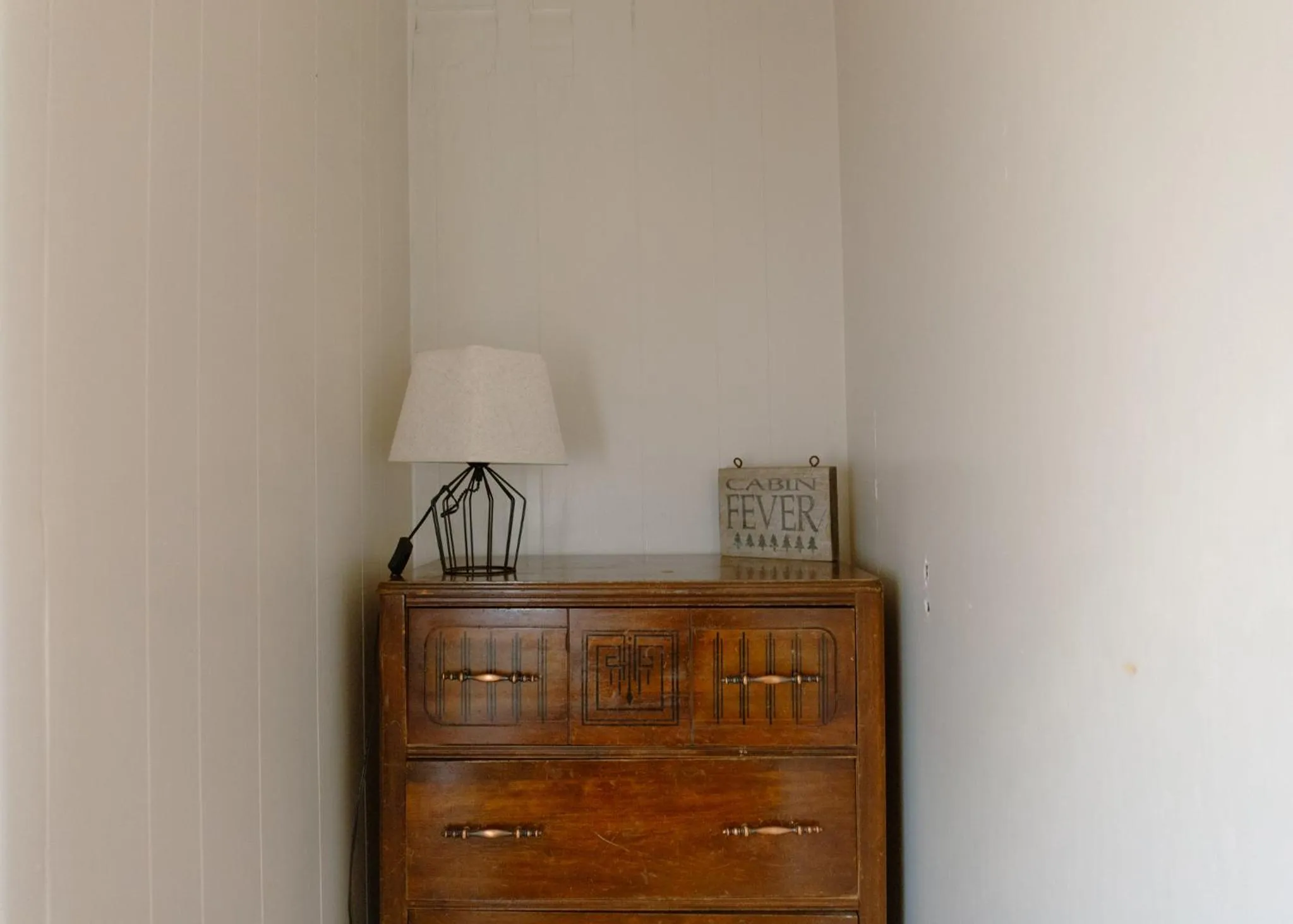 wardrobe in East Side Motel & Cabins