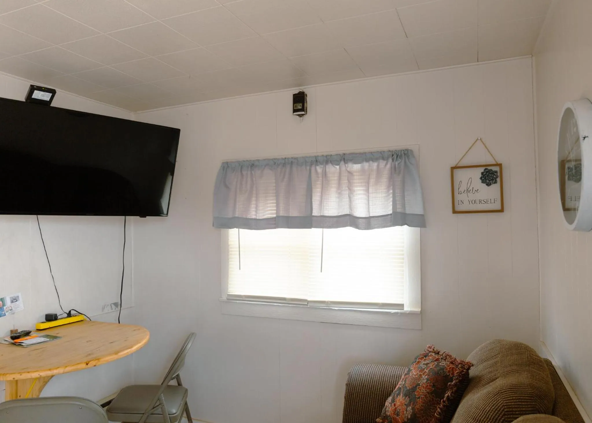 TV and multimedia in East Side Motel & Cabins