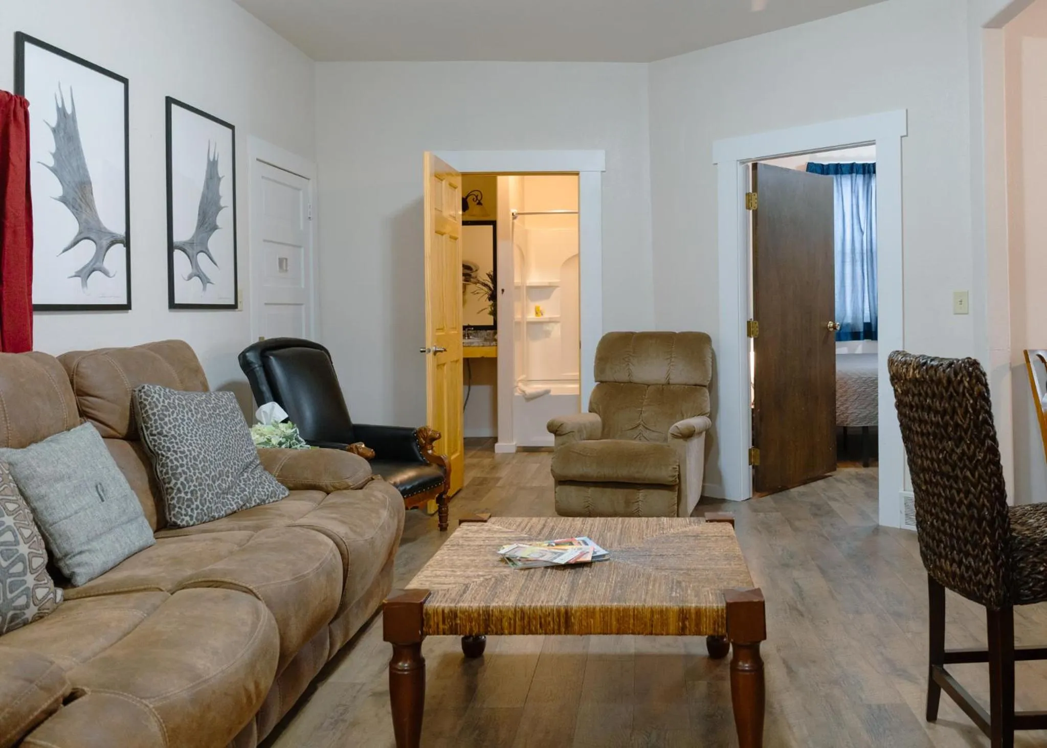 Living room in East Side Motel & Cabins