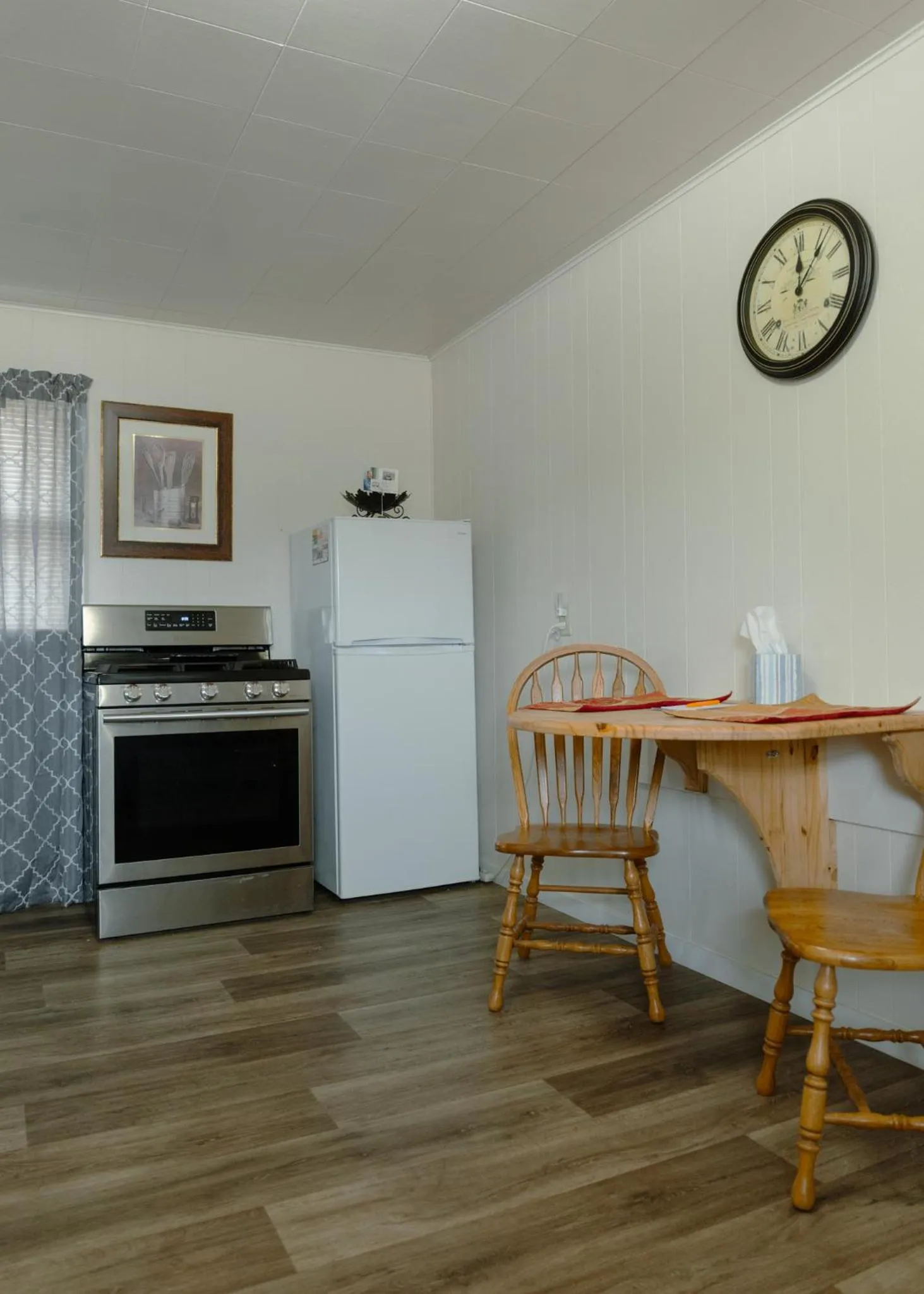 Kitchen or kitchenette in East Side Motel & Cabins
