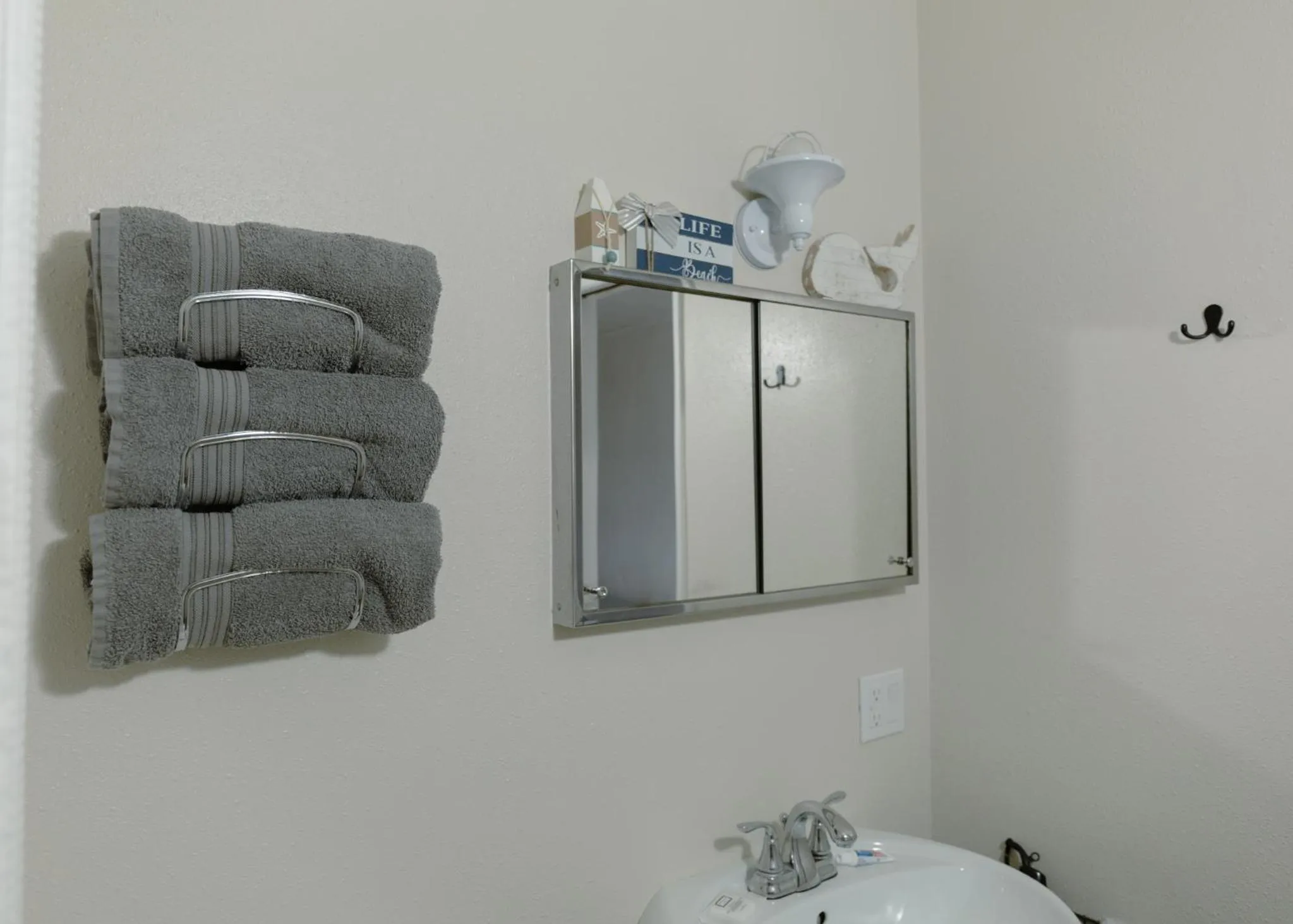 towels in East Side Motel & Cabins