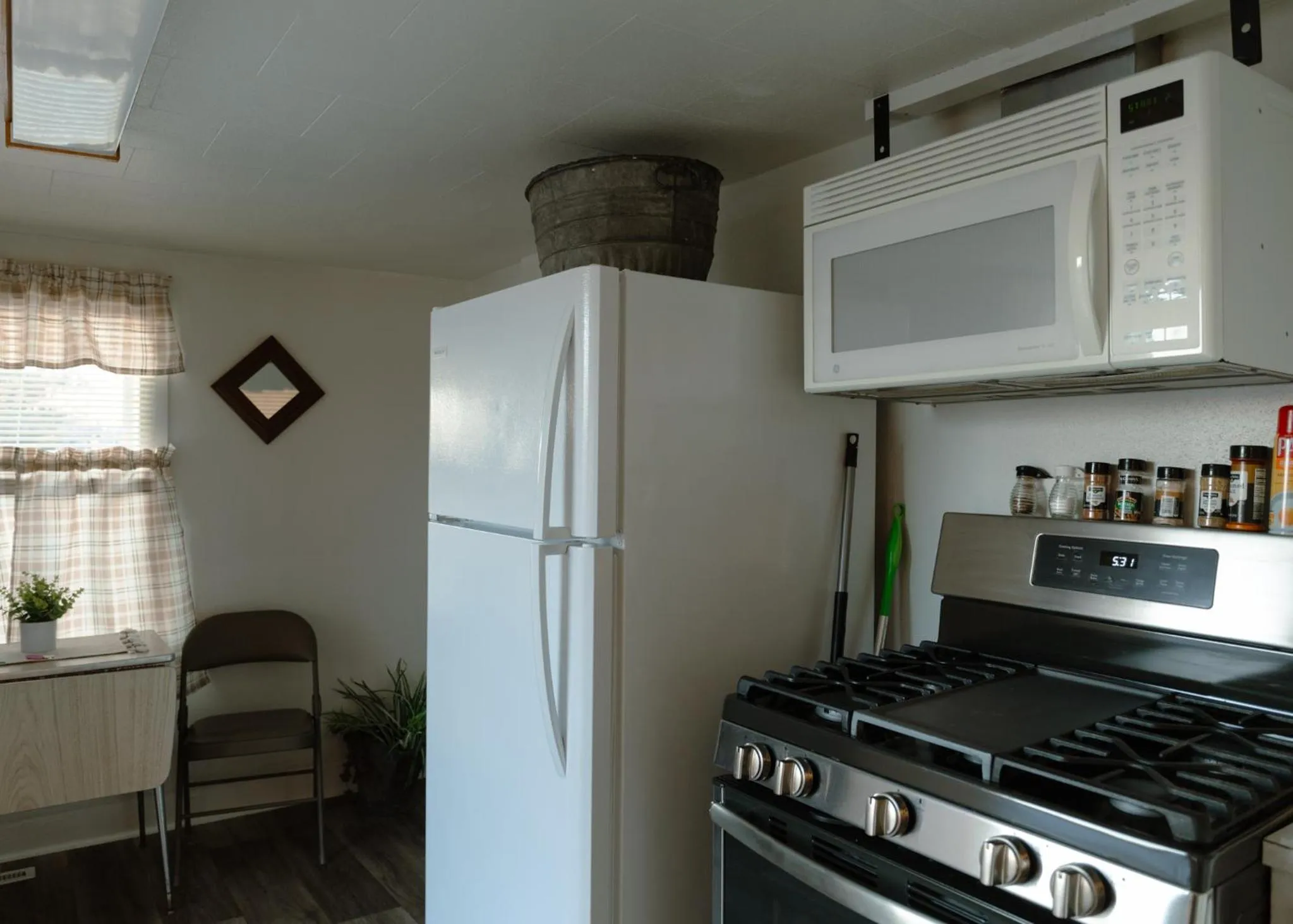 Kitchen or kitchenette in East Side Motel & Cabins