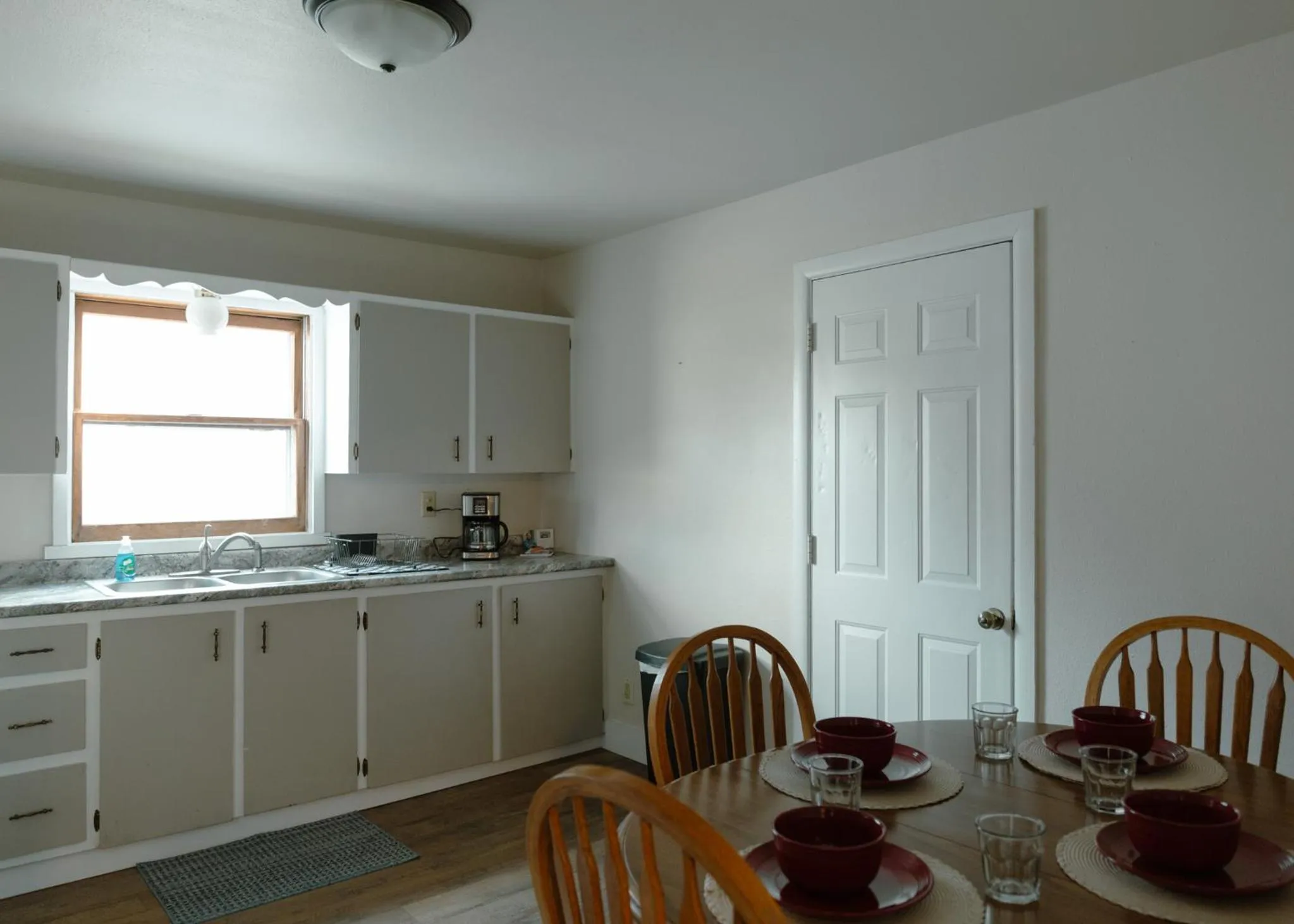 Kitchen or kitchenette in East Side Motel & Cabins