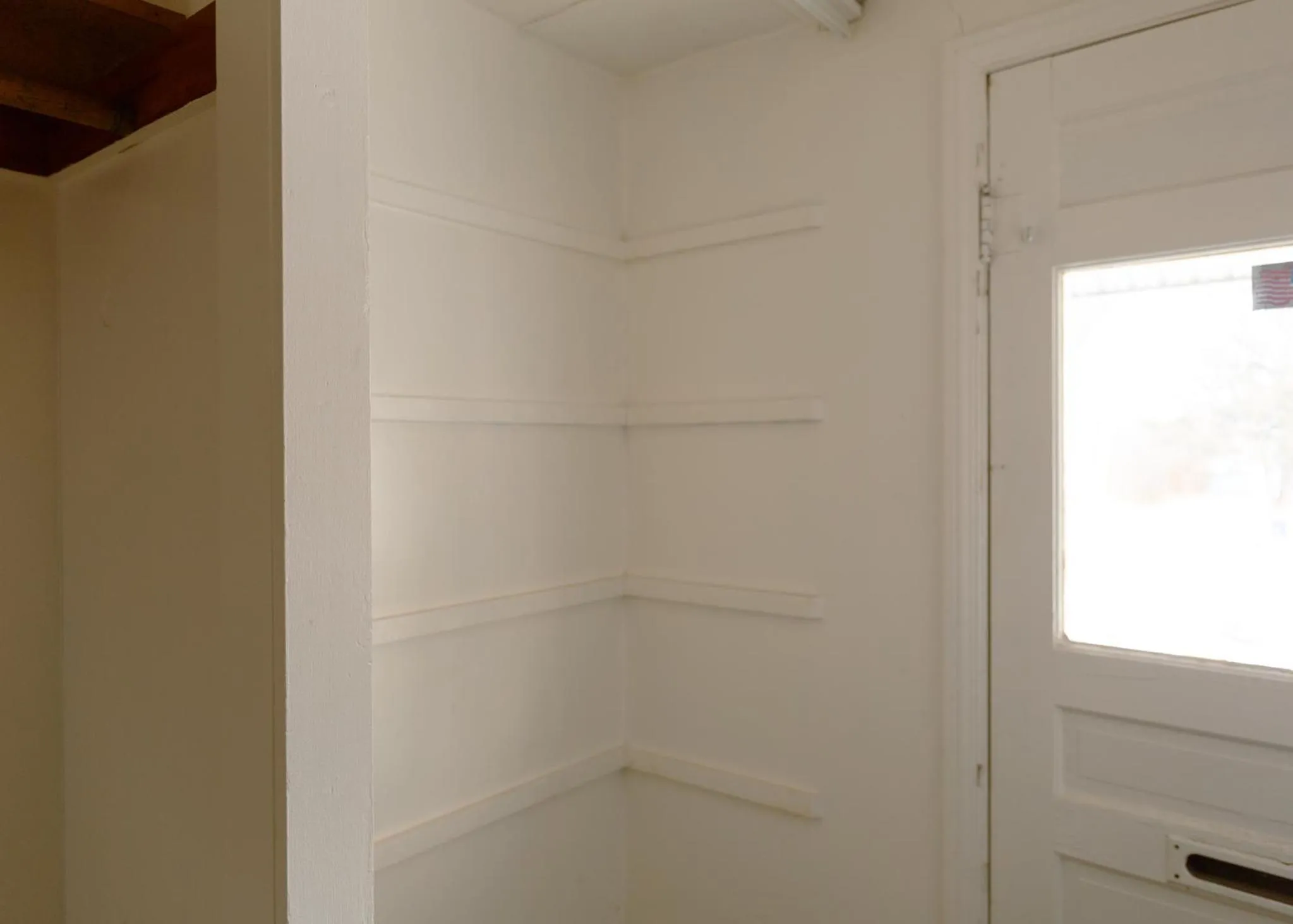 wardrobe in East Side Motel & Cabins