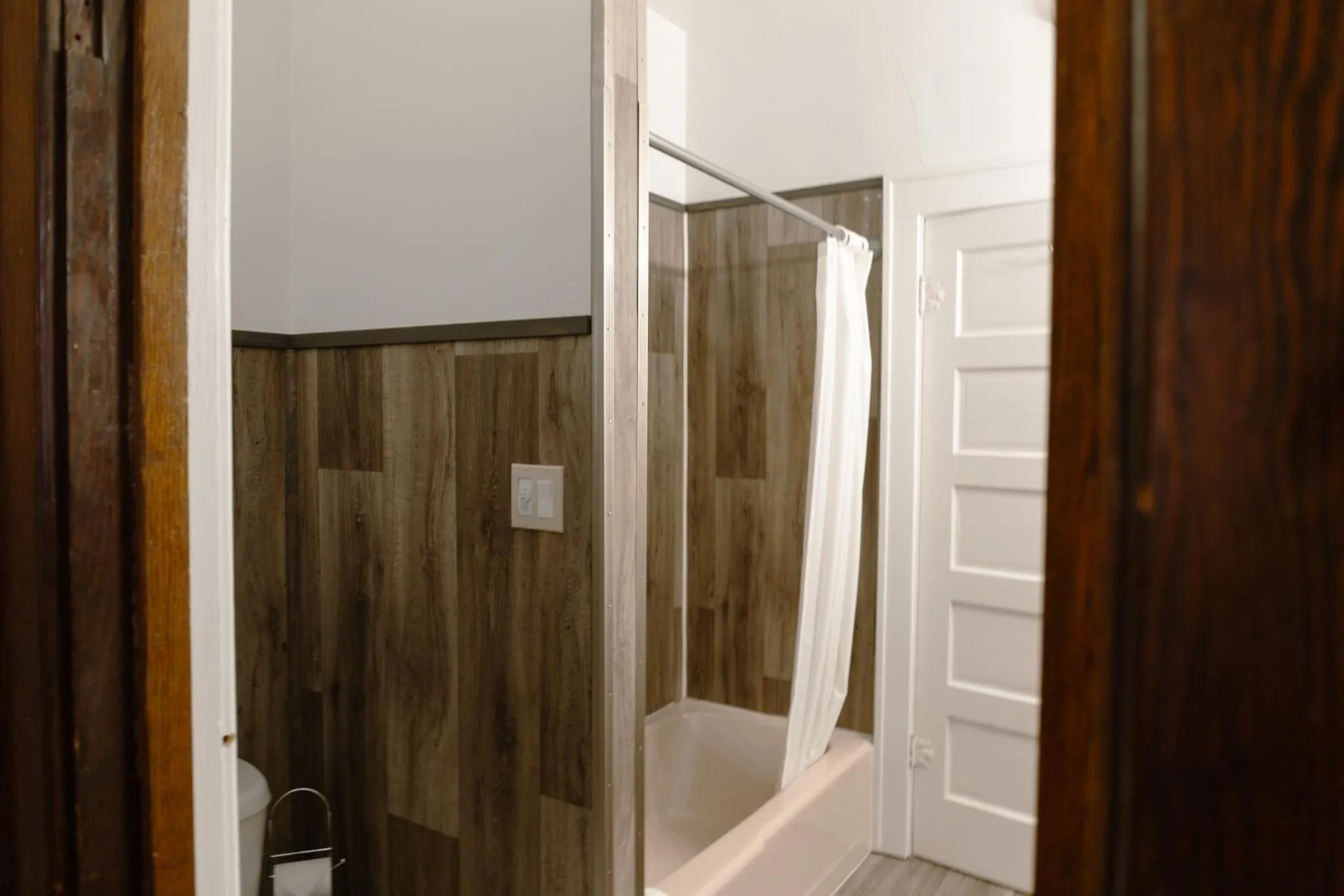 Shower in East Side Motel & Cabins