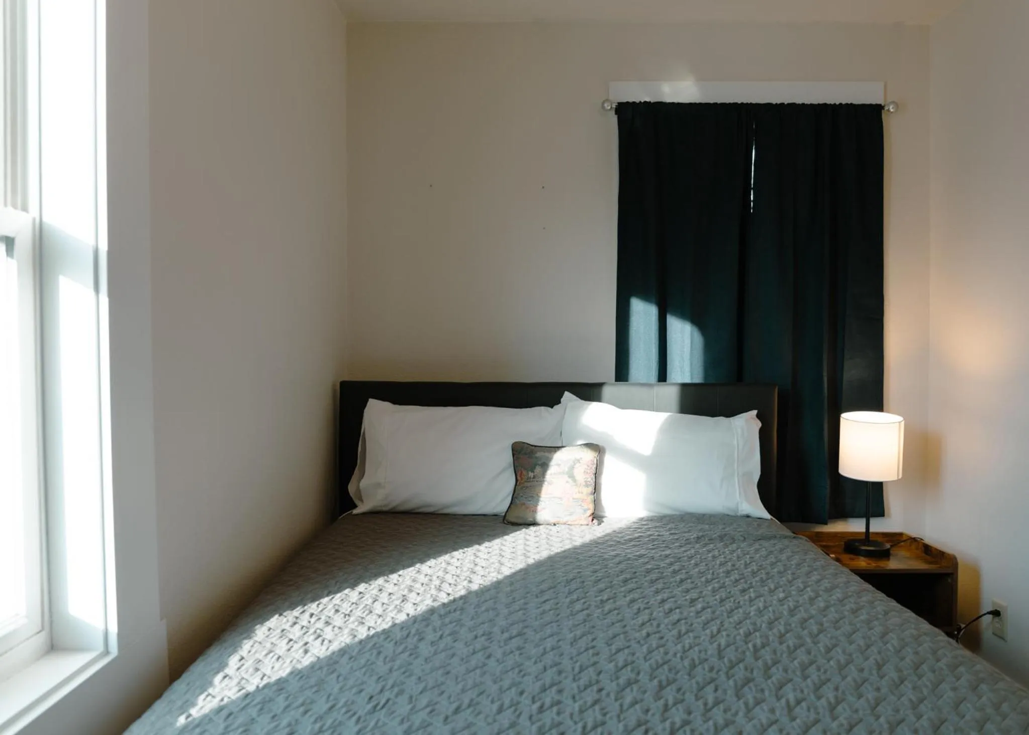 Bed in East Side Motel & Cabins